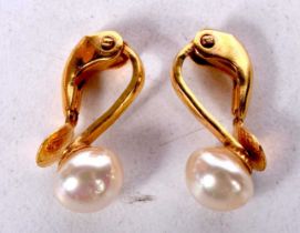 A PAIR OF 9CT GOLD AND PEARL EARRINGS. 2.3 grams. 1.5 cm x 0.75 cm.