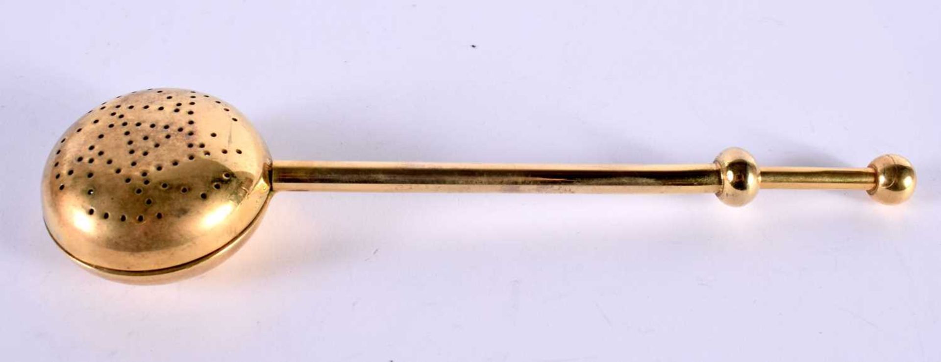 A SILVER GILT TEA INFUSER. Stamped Sterling, 18cm x 6 cm, weight 63.8g