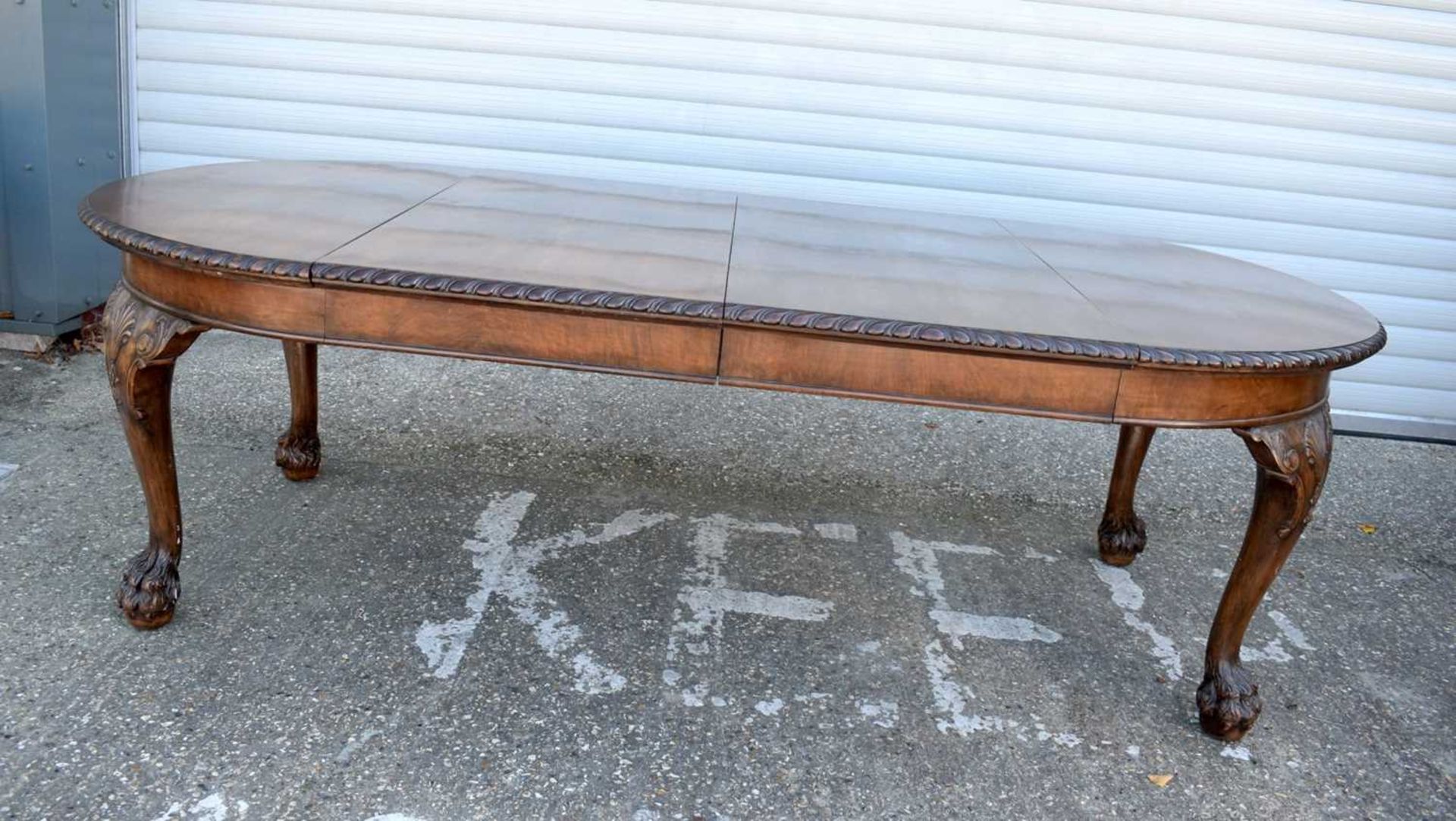 A FINE EARLY 20TH CENTURY QUEEN ANNE STYLE BURR WALNUT DINING TABLE extending with one leaf table - Image 2 of 15