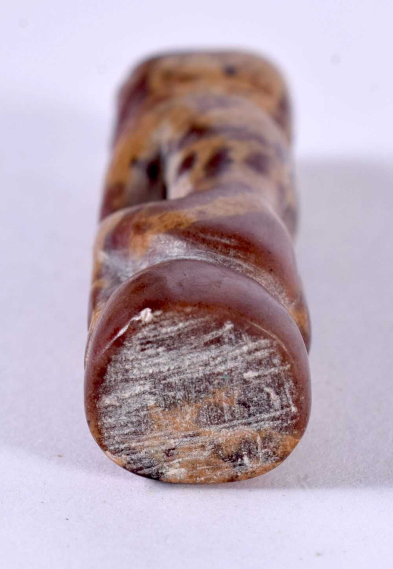 AFRICAN TRIBAL CARVED HARDSTONE PENDANT IN THE FORM OF A SEATED MALE. 5cm x 1.1cm x 1.2 cm, weight - Image 4 of 5