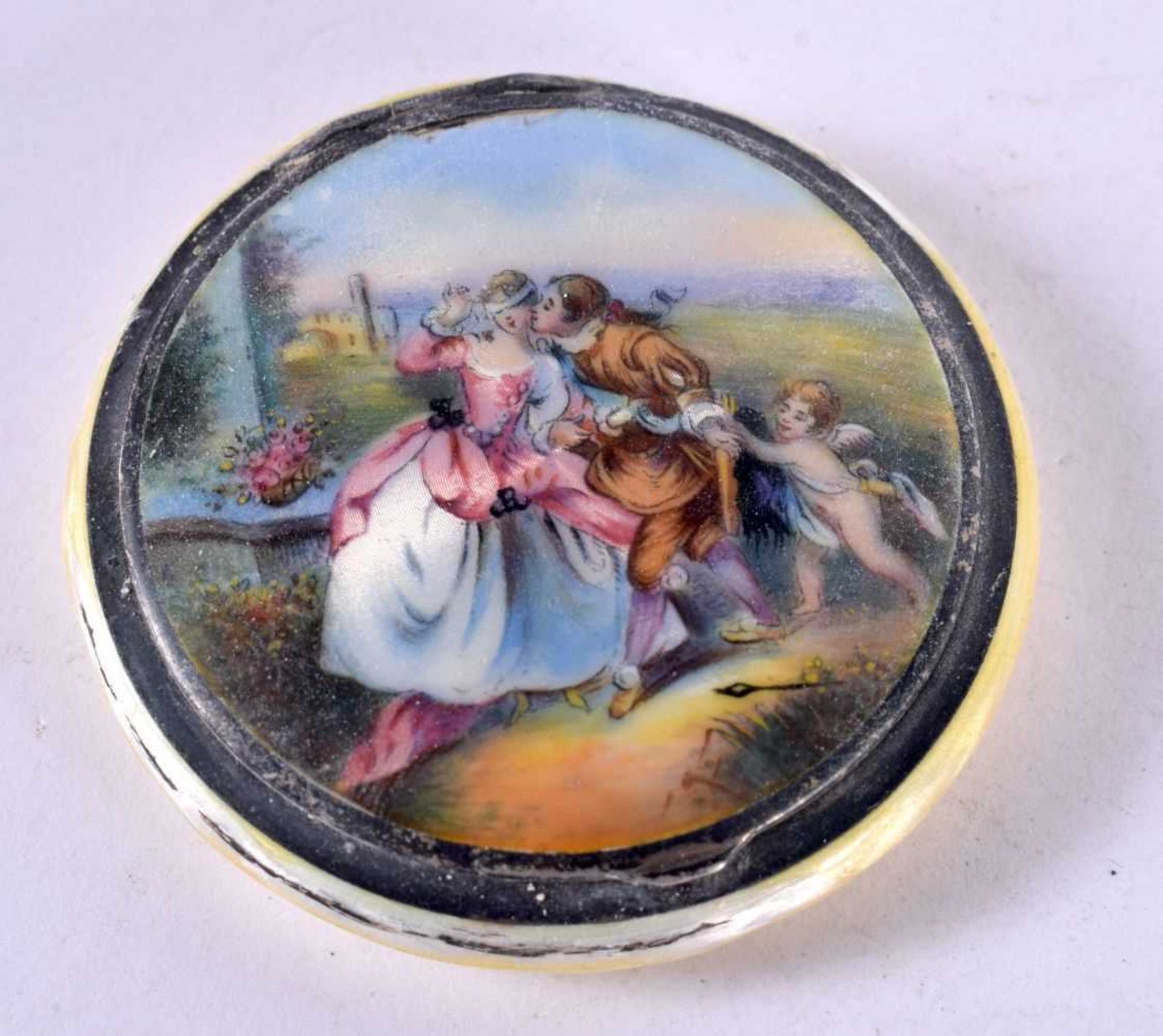 AN ENAMEL COMPACT WITH LID DECORATED WITH A SCENE OF TWO LOVERS. 5.6 cm diameter, weight 67.9g