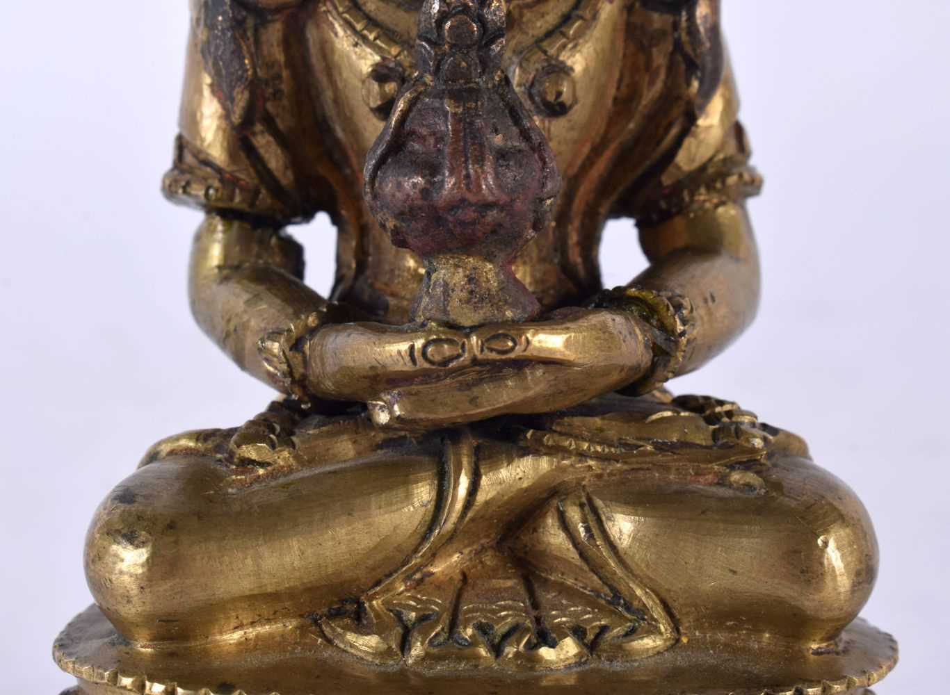 A GOOD 17TH/18TH CENTURY CHINESE TIBETAN BRONZE FIGURE OF A BUDDHA Ming/Qing, modelled with hands - Image 3 of 8