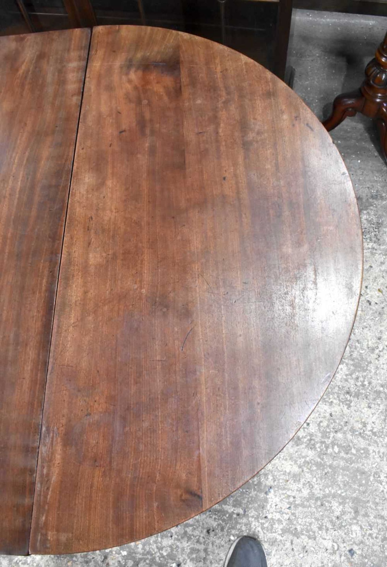 A Mahogany Dining table comprising of a central drop leaf table and two Demilune shaped extensions - Image 6 of 9
