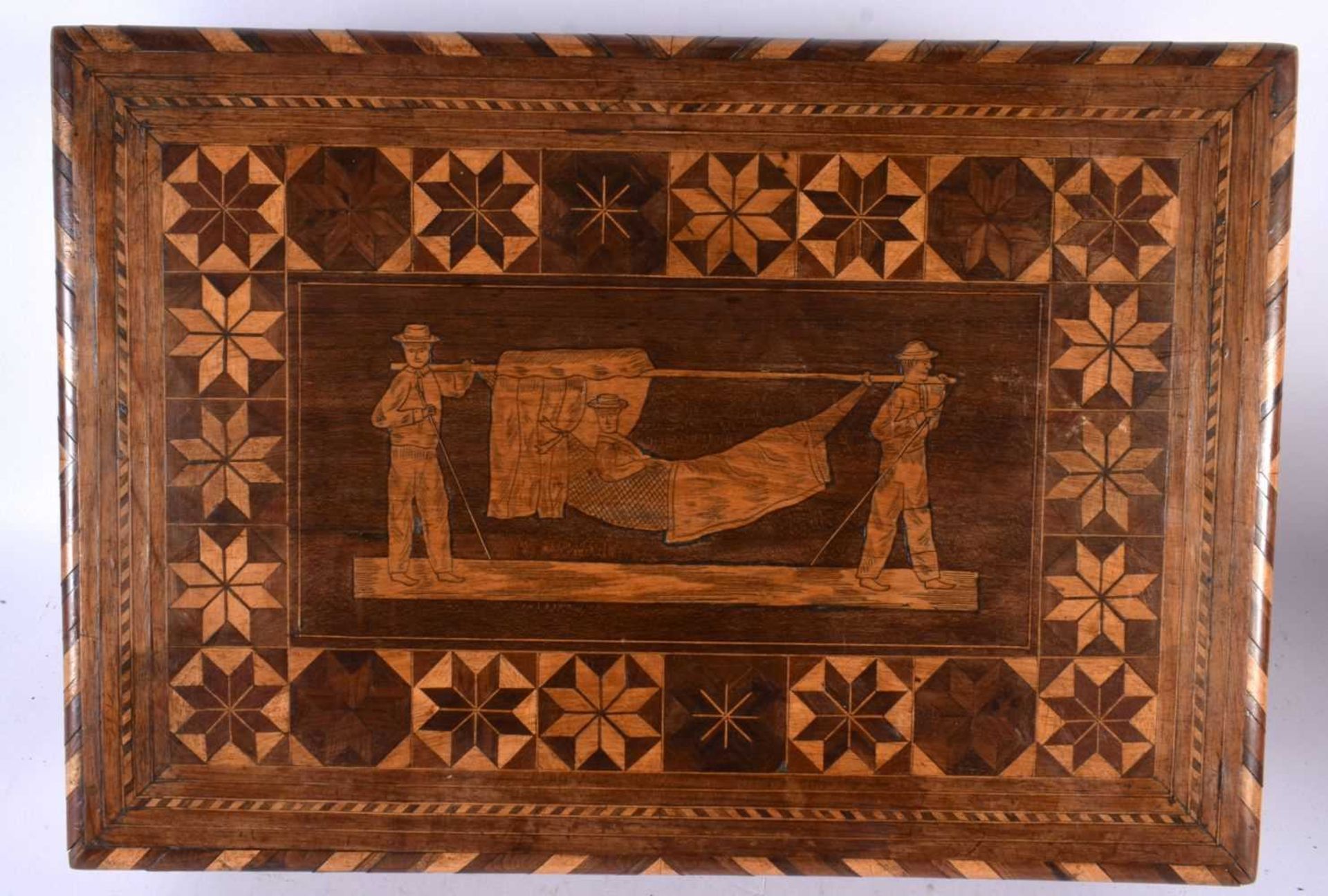 AN ANTIQUE MAHOGANY MILITARY INTEREST PARQUETRY RECTANGULAR BOX depicting two soliders carrying - Image 4 of 5