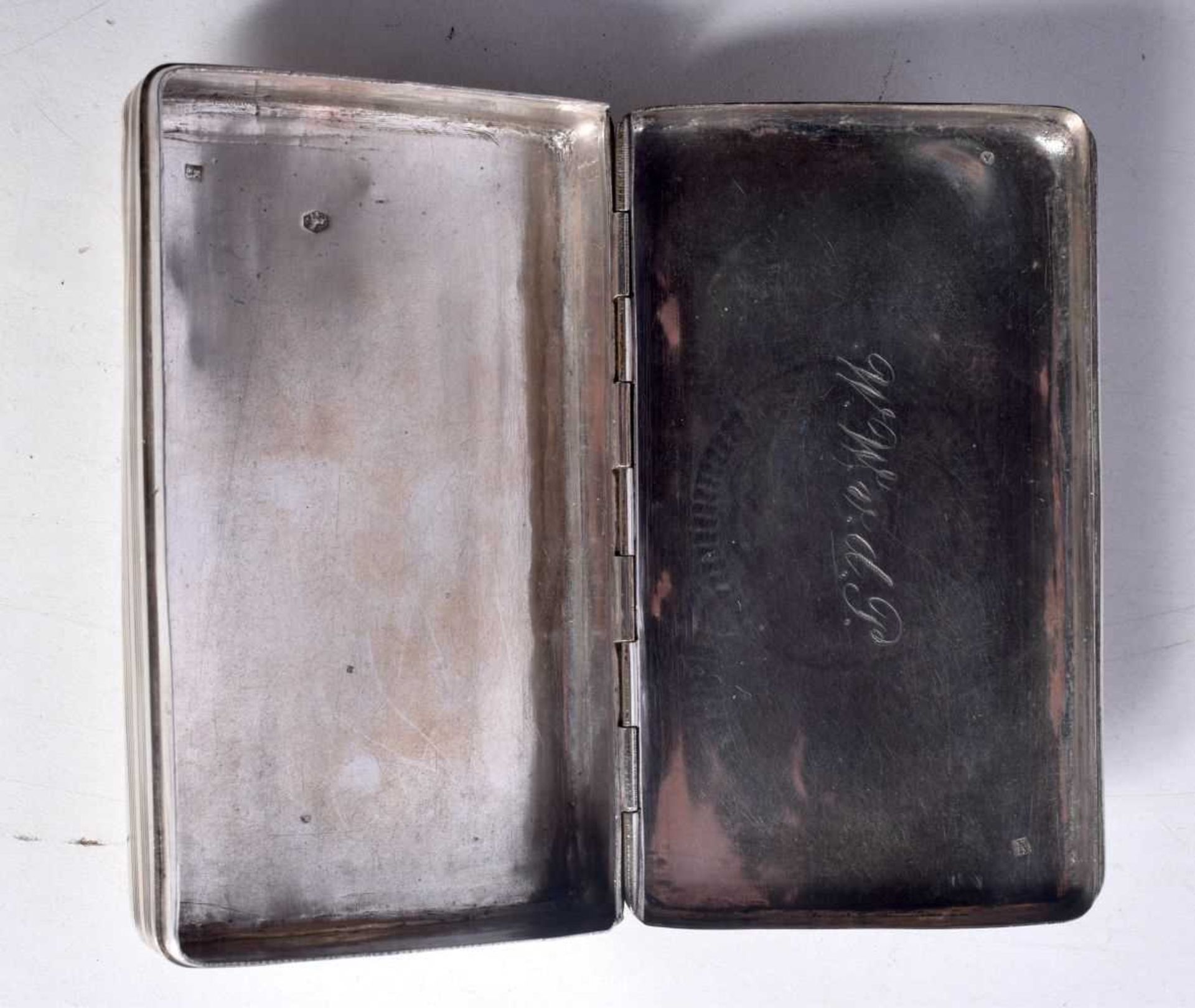 A CONTINENTAL SILVER TOBACCO BOX. Stamped Sterling, 11.8 cm x 2.8 cm x 7cm, weight 139g - Image 2 of 4