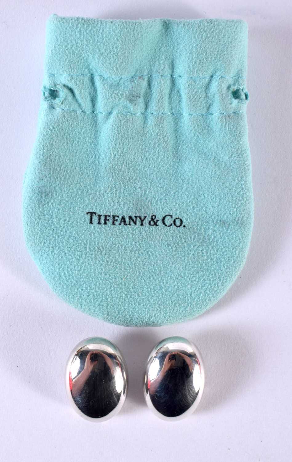 A PAIR OF TIFFANY SILVER EARRINGS. Stamped Tiffany 925, 2.6 cm x 1.8 cm, weight 17g