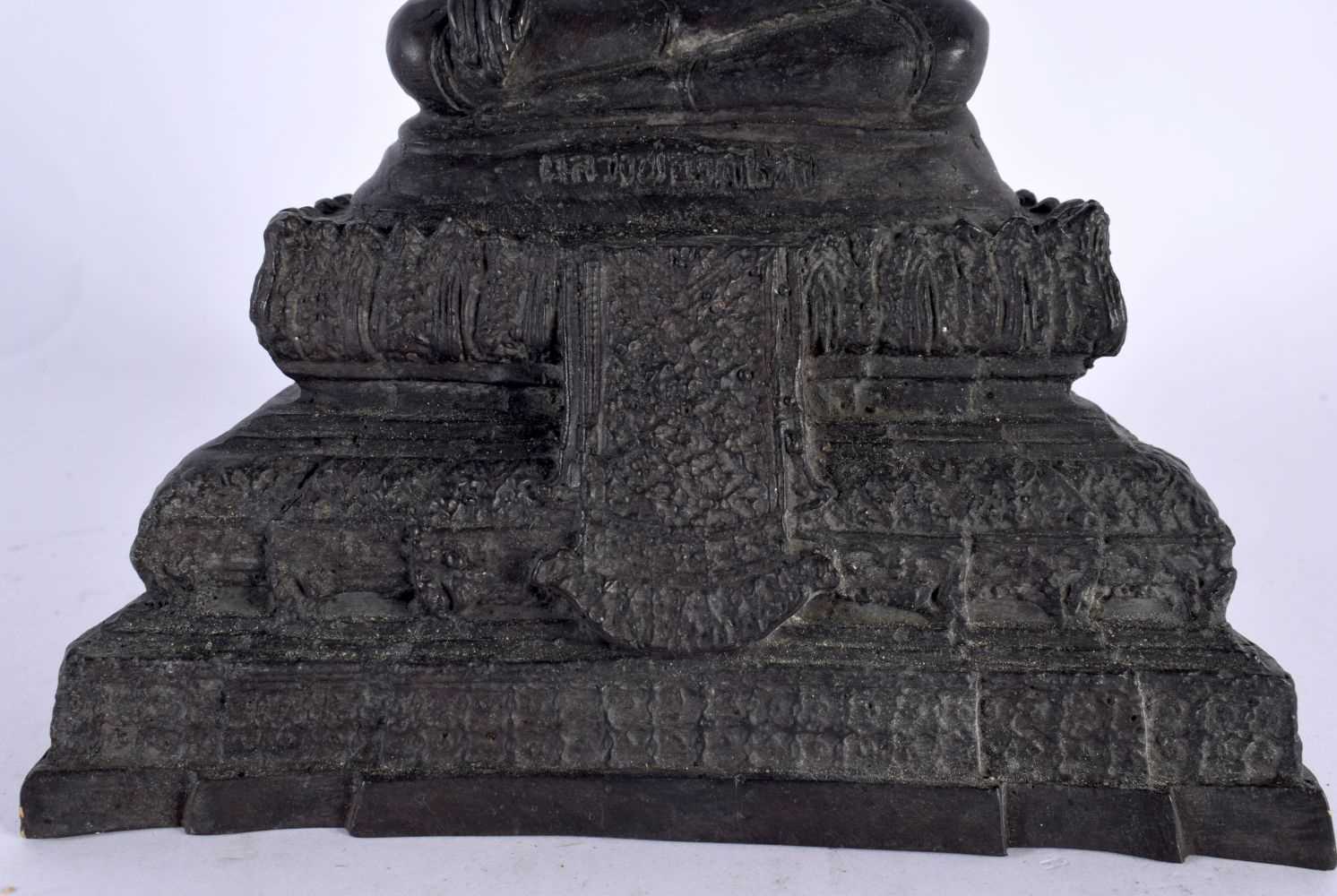 A SOUTH EAST ASIAN THAI BRONZE BUDDHA modelled upon a stepped base. 18cm x 12 cm. - Image 4 of 7
