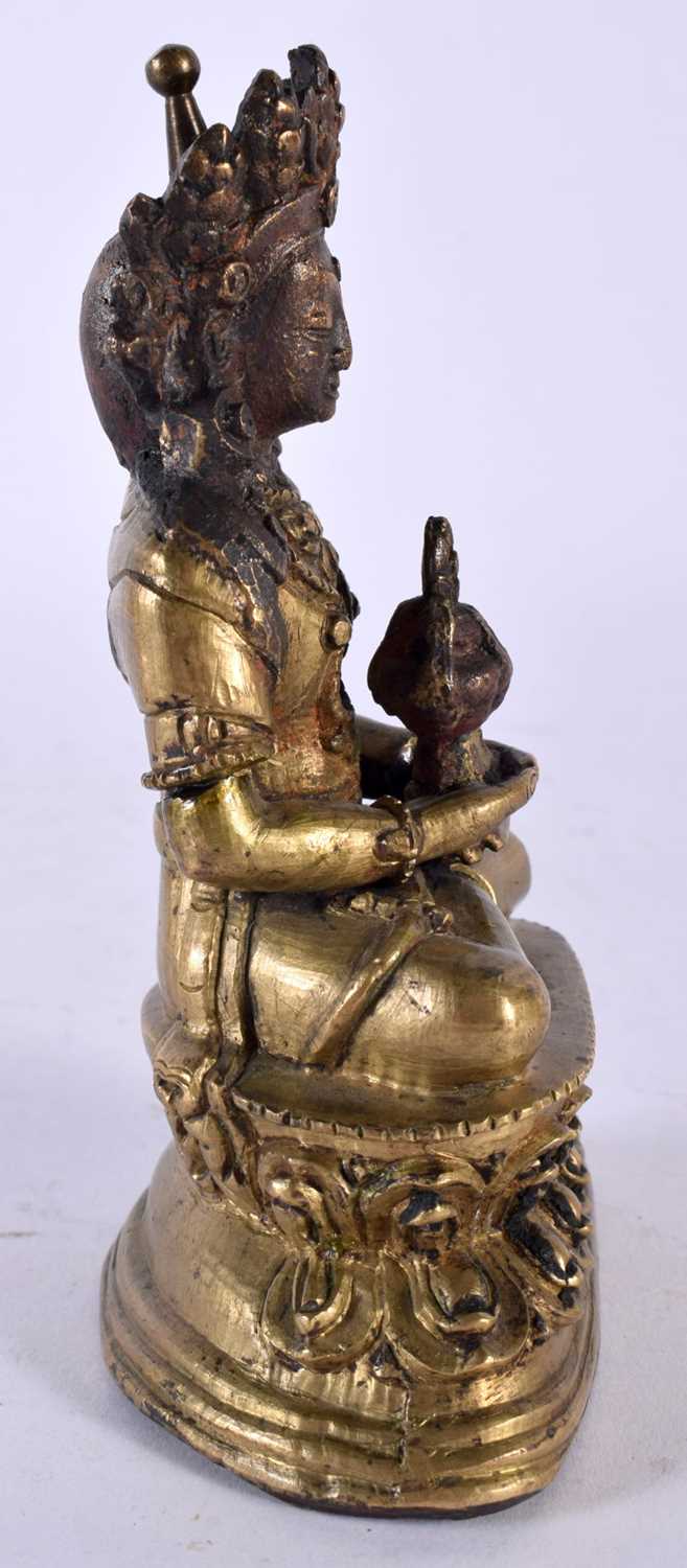 A GOOD 17TH/18TH CENTURY CHINESE TIBETAN BRONZE FIGURE OF A BUDDHA Ming/Qing, modelled with hands - Image 7 of 8