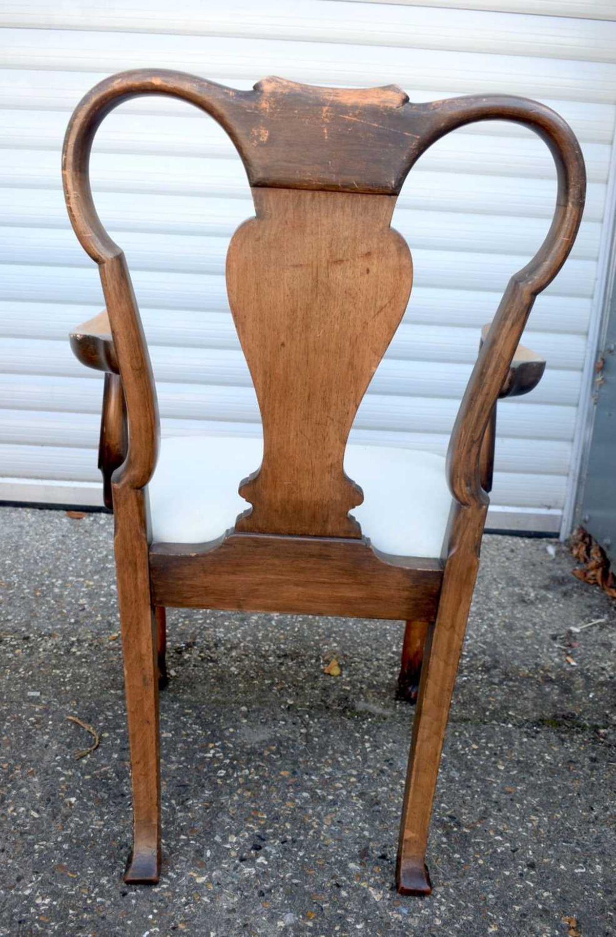 A FINE EARLY 20TH CENTURY QUEEN ANNE STYLE BURR WALNUT DINING TABLE extending with one leaf table - Image 11 of 15