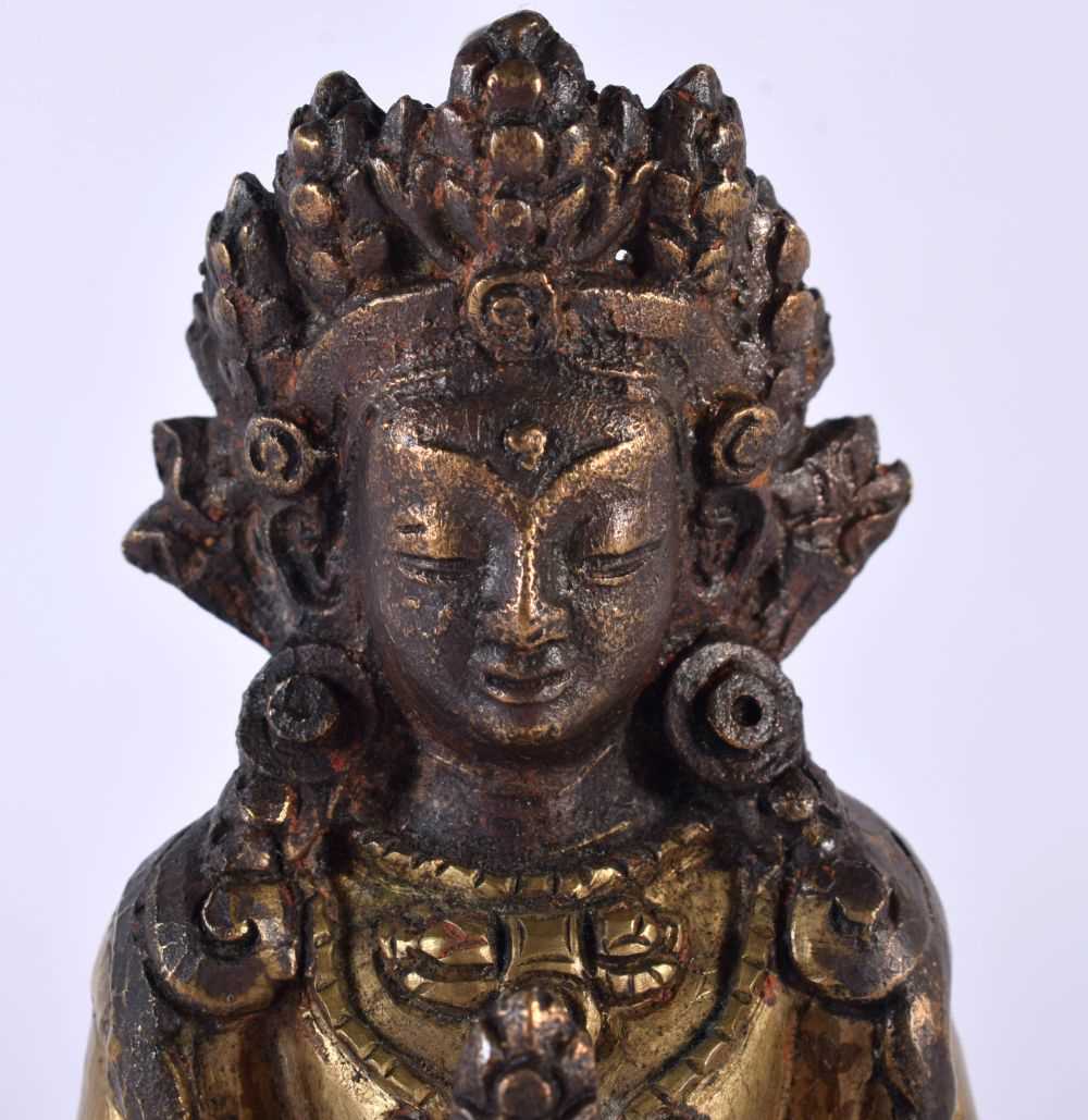 A GOOD 17TH/18TH CENTURY CHINESE TIBETAN BRONZE FIGURE OF A BUDDHA Ming/Qing, modelled with hands - Image 2 of 8