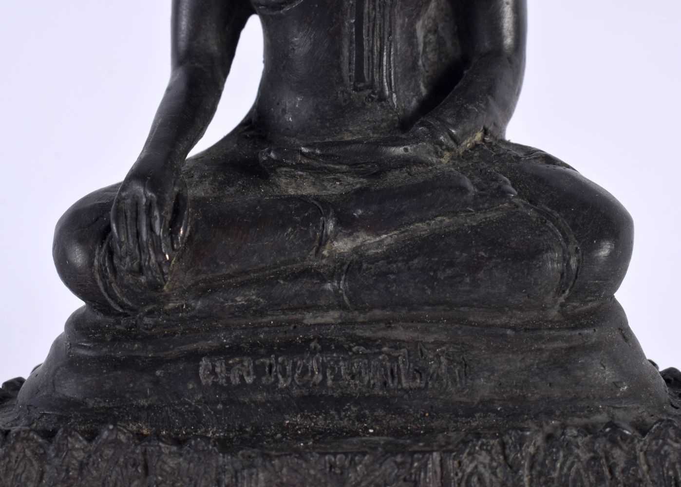 A SOUTH EAST ASIAN THAI BRONZE BUDDHA modelled upon a stepped base. 18cm x 12 cm. - Image 3 of 7
