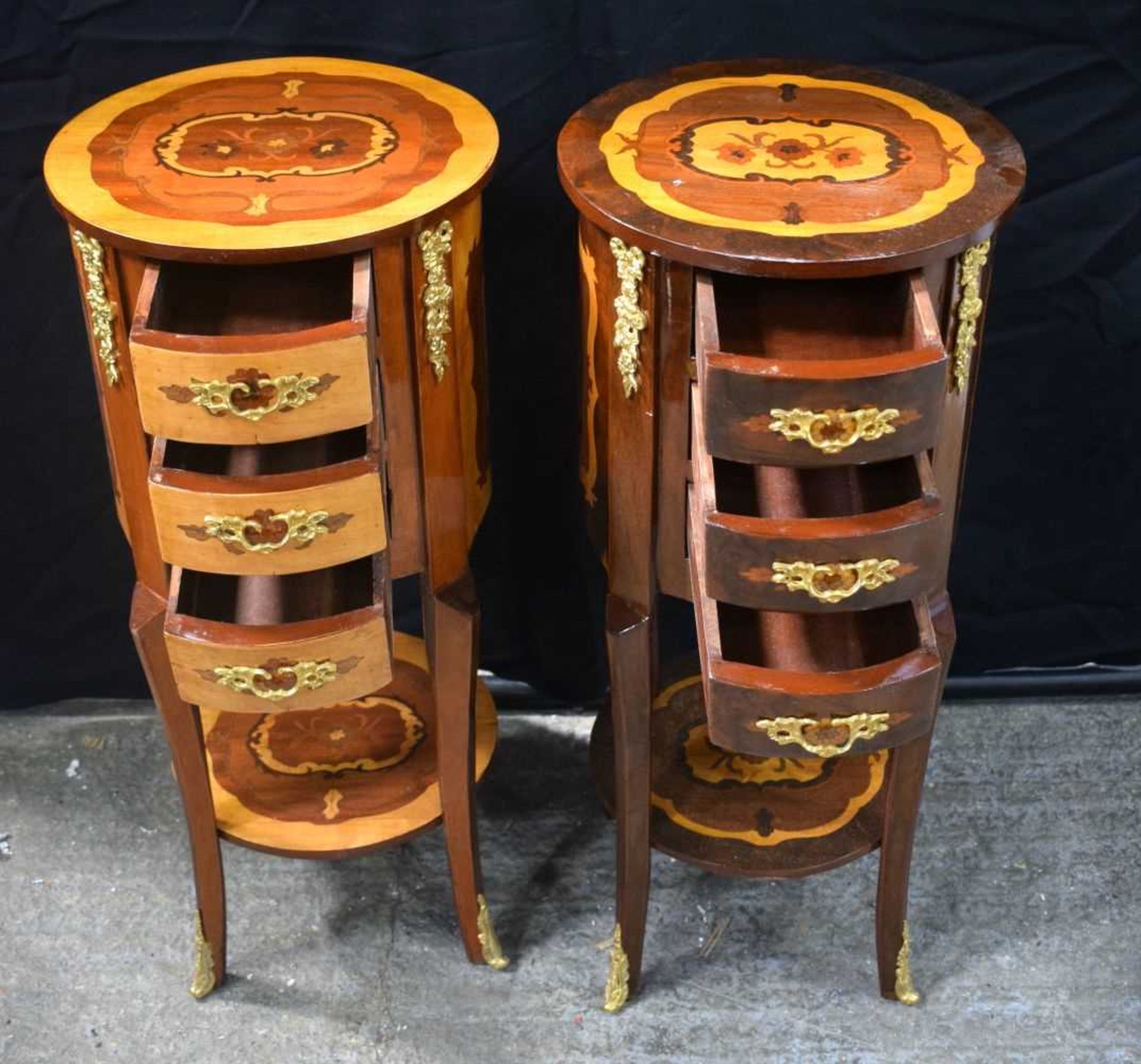 A near pair of French style inlaid 3 drawer chests 76 cm (2). - Image 2 of 6