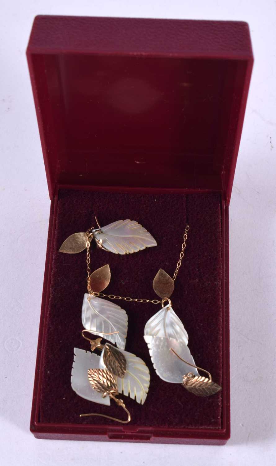 A MOTHER OF PEARL LEAF NECKLACE WITH 2 PAIRS OF MATCHING EARRINGS. Pendant 2.3cm, Chain 39cm,