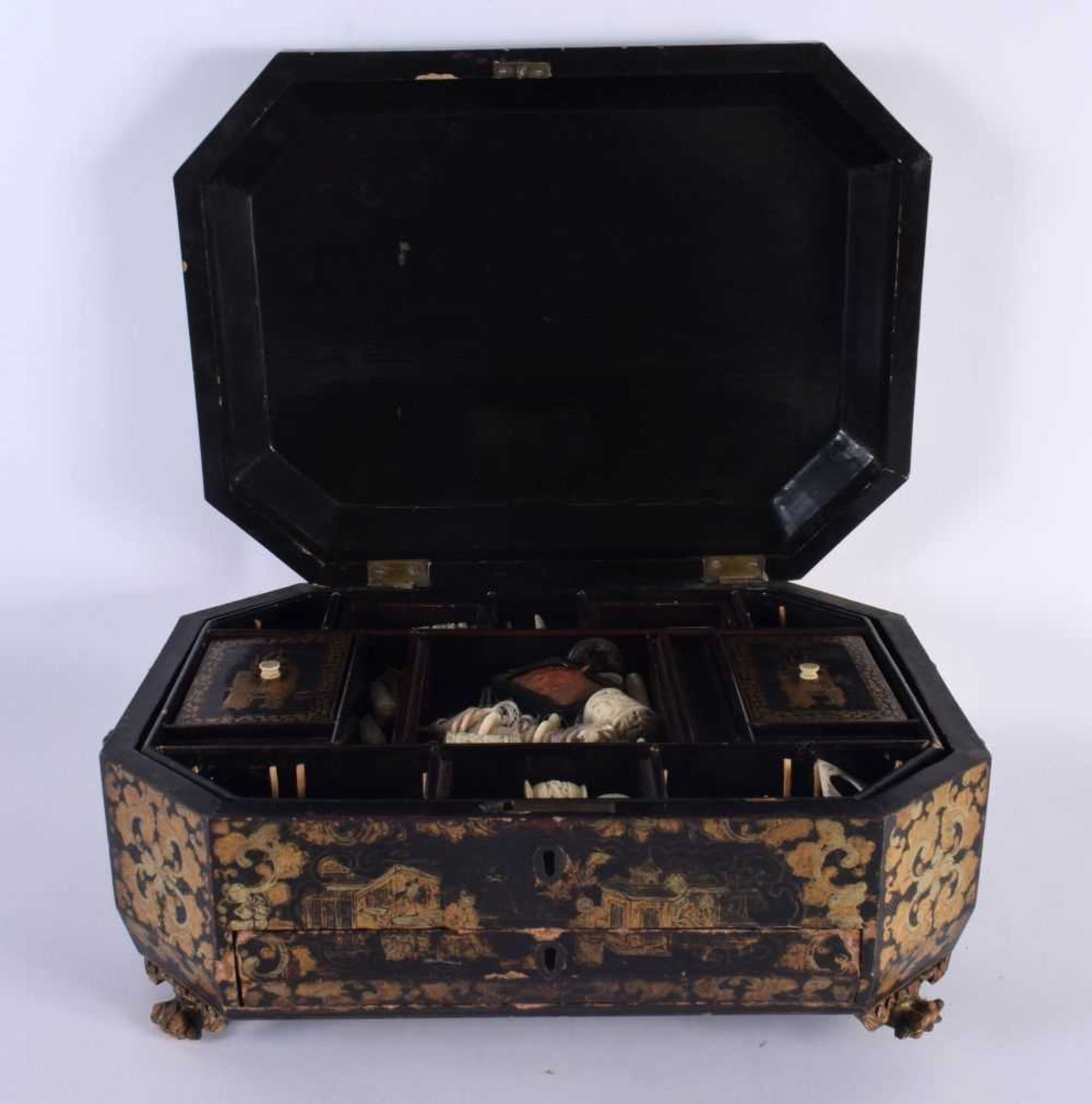 A LATE 18TH/19TH CENTURY CHINESE EXPORT RED AND BLACK LACQUER CASKET painted with Chinese figures in - Image 2 of 6