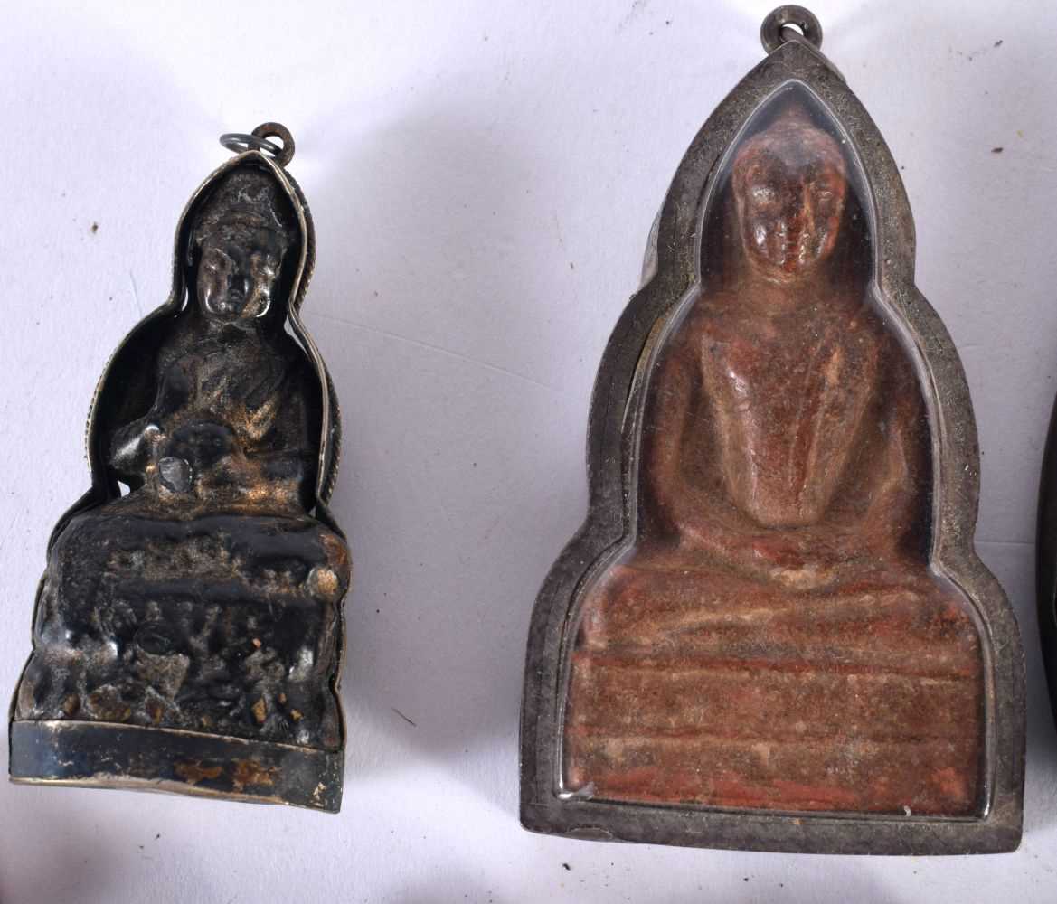 A GROUP OF 18TH/19TH CENTURY SOUTHEAST ASIAN BRONZE BUDDHA PLAQUES in various forms and sizes. - Image 7 of 8