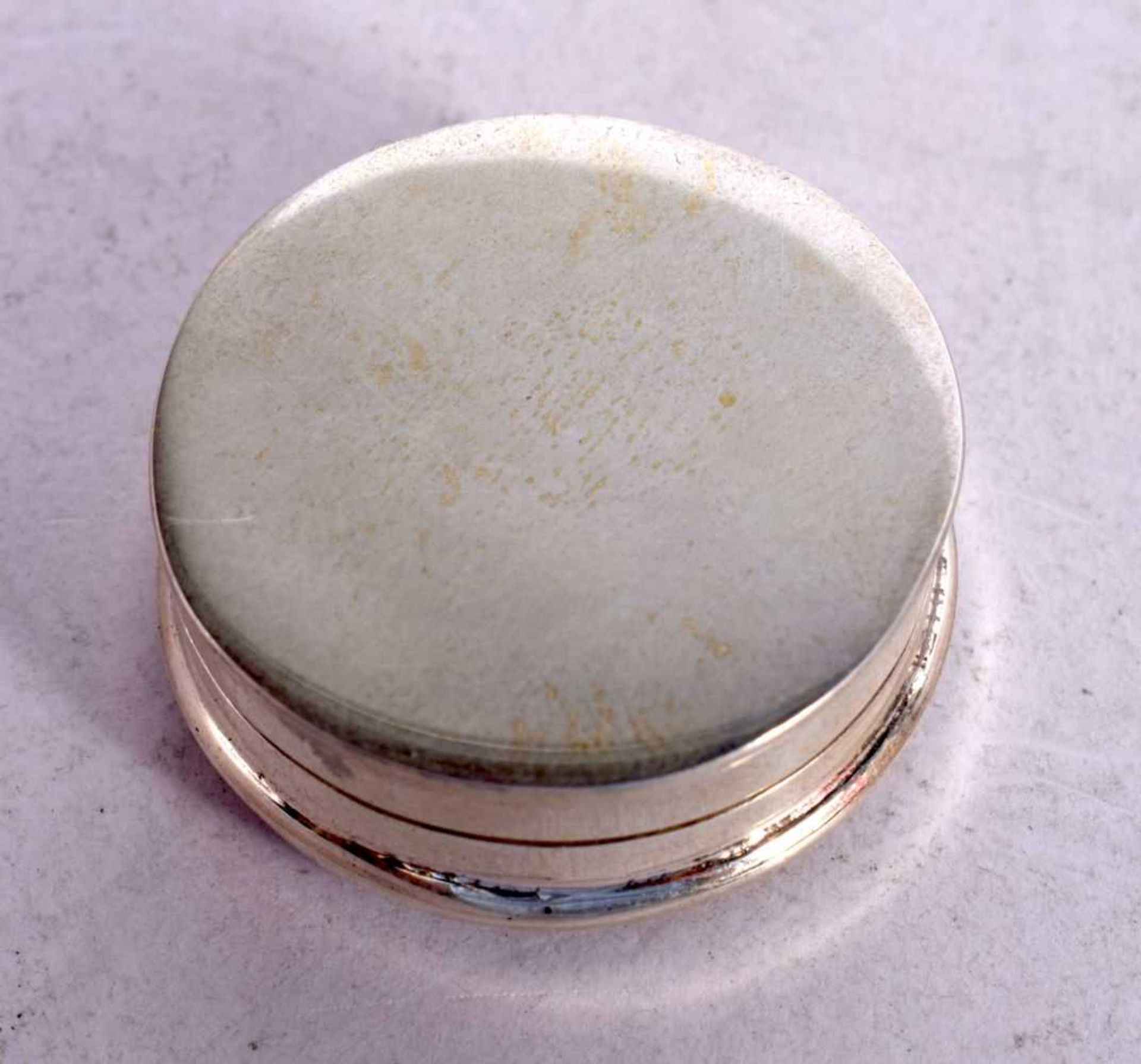 A SILVER CAT PILL BOX. 14.7 grams. 3 cm diameter. - Image 2 of 3