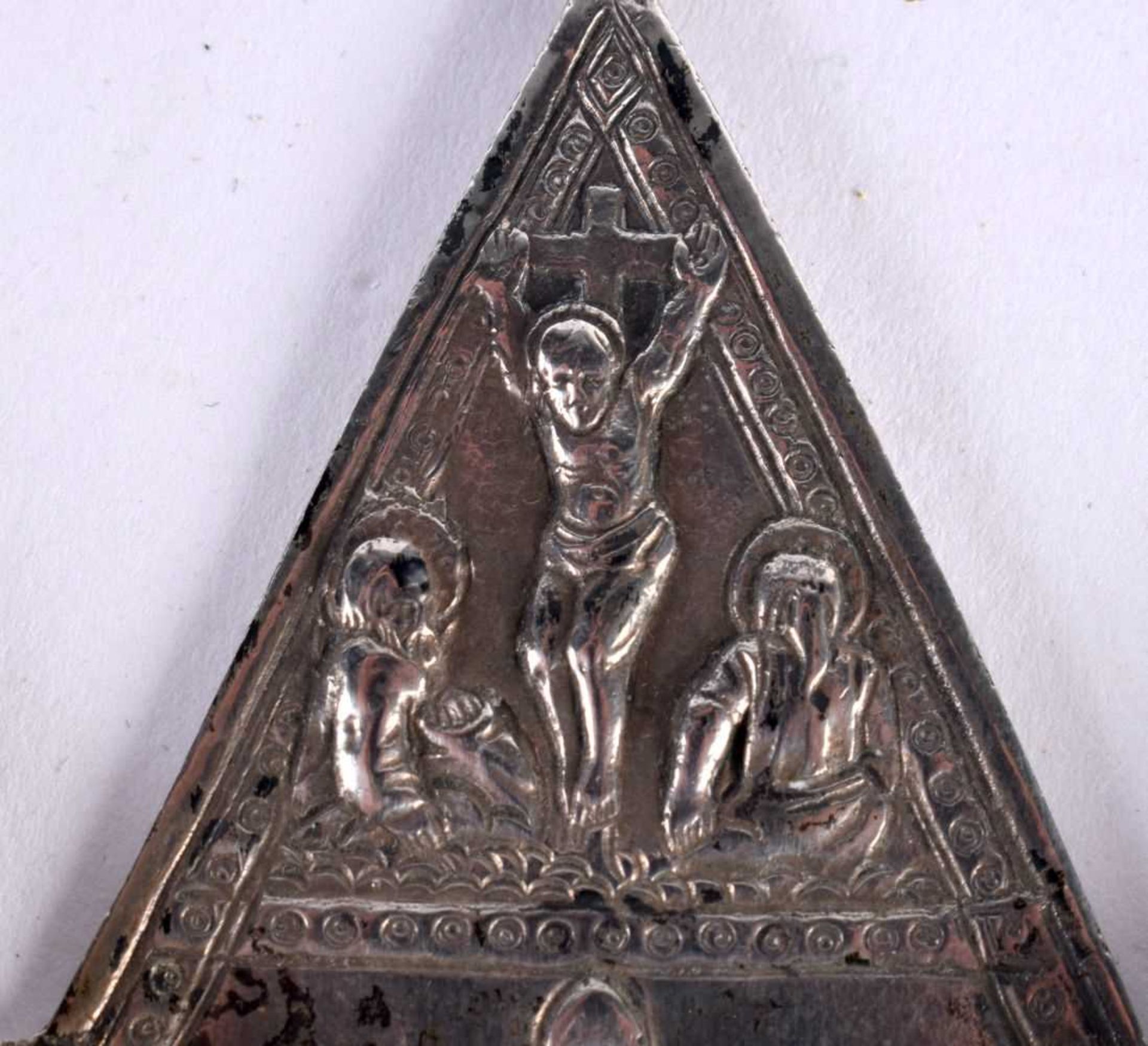 AN 18TH/19TH CENTURY CONTINENTAL SILVER TRAVELLING FOLDING FONT decorated with saints. 93.8 grams. - Image 5 of 6