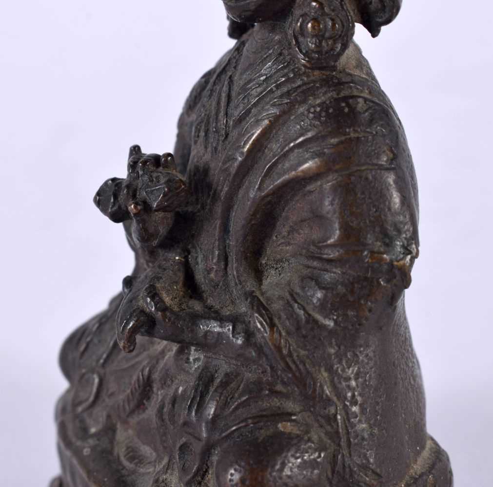 AN 18TH/19TH CENTURY NEPALESE TIBETAN BRONZE FIGURE OF A BUDDHA modelled scowling in robes holding a - Image 6 of 10