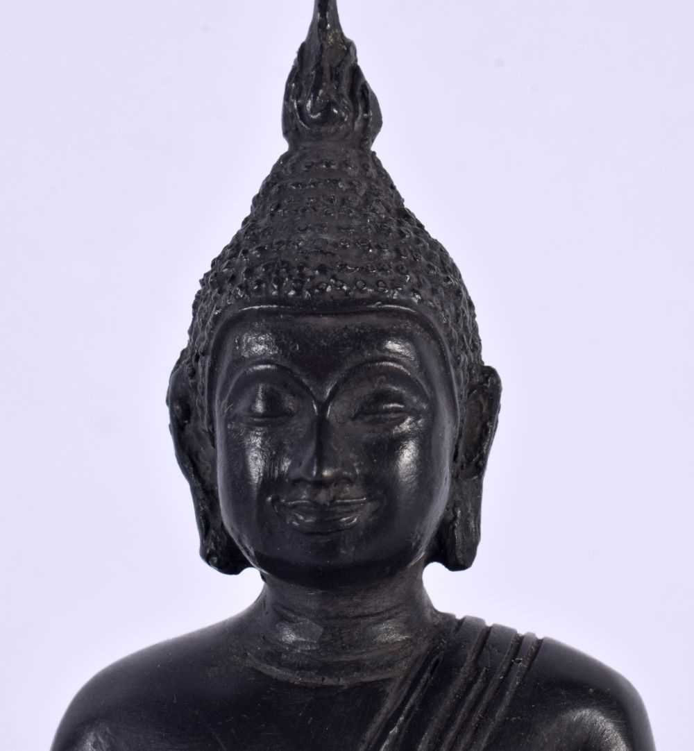 A SOUTH EAST ASIAN THAI BRONZE BUDDHA modelled upon a stepped base. 18cm x 12 cm. - Image 2 of 7