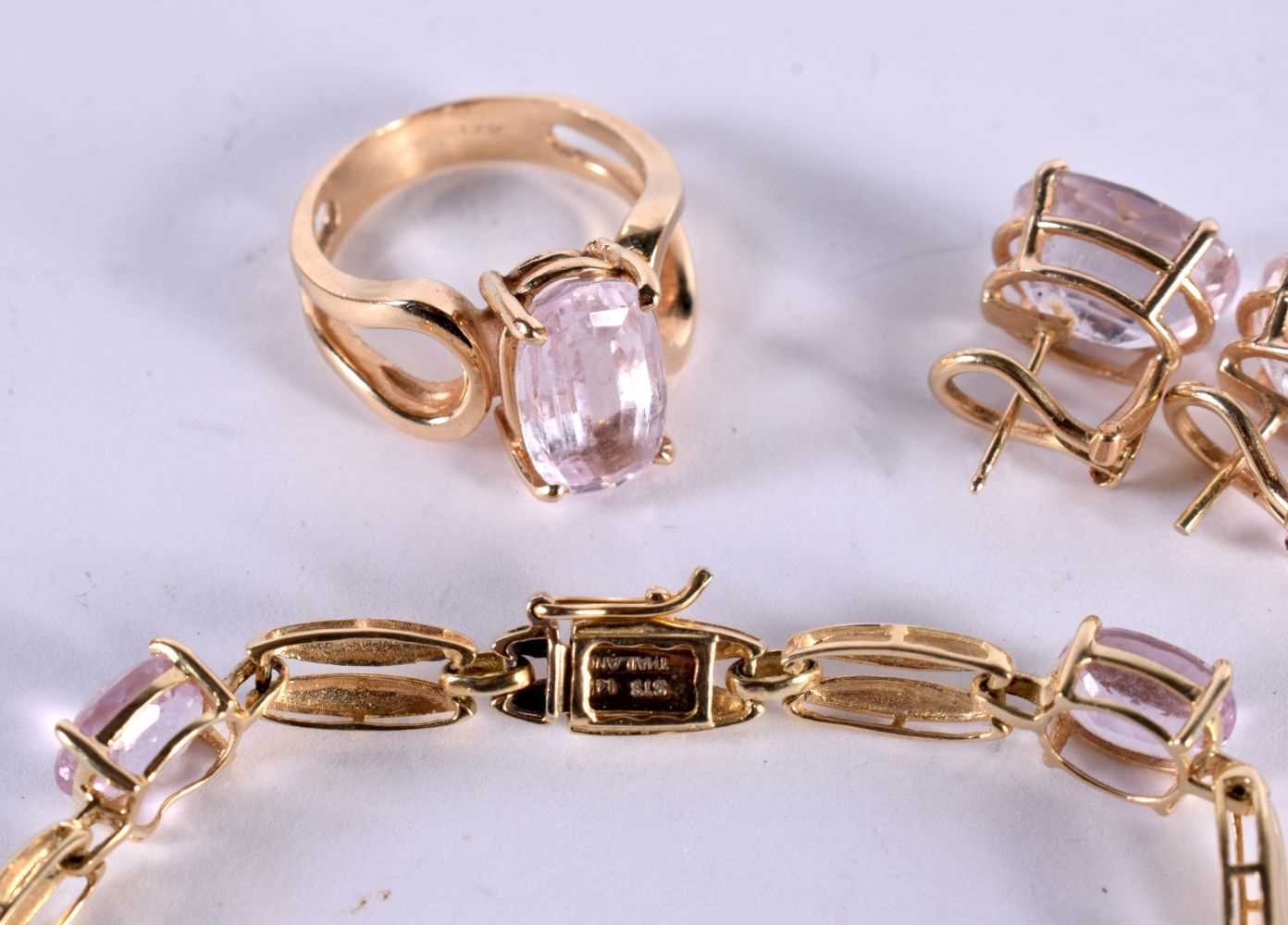 A 14CT GOLD AND GEM SET BRACELET, RING AND EARRINGS. Stamped 14K, Ring Size Q, Bracelet 19 cm - Image 4 of 4