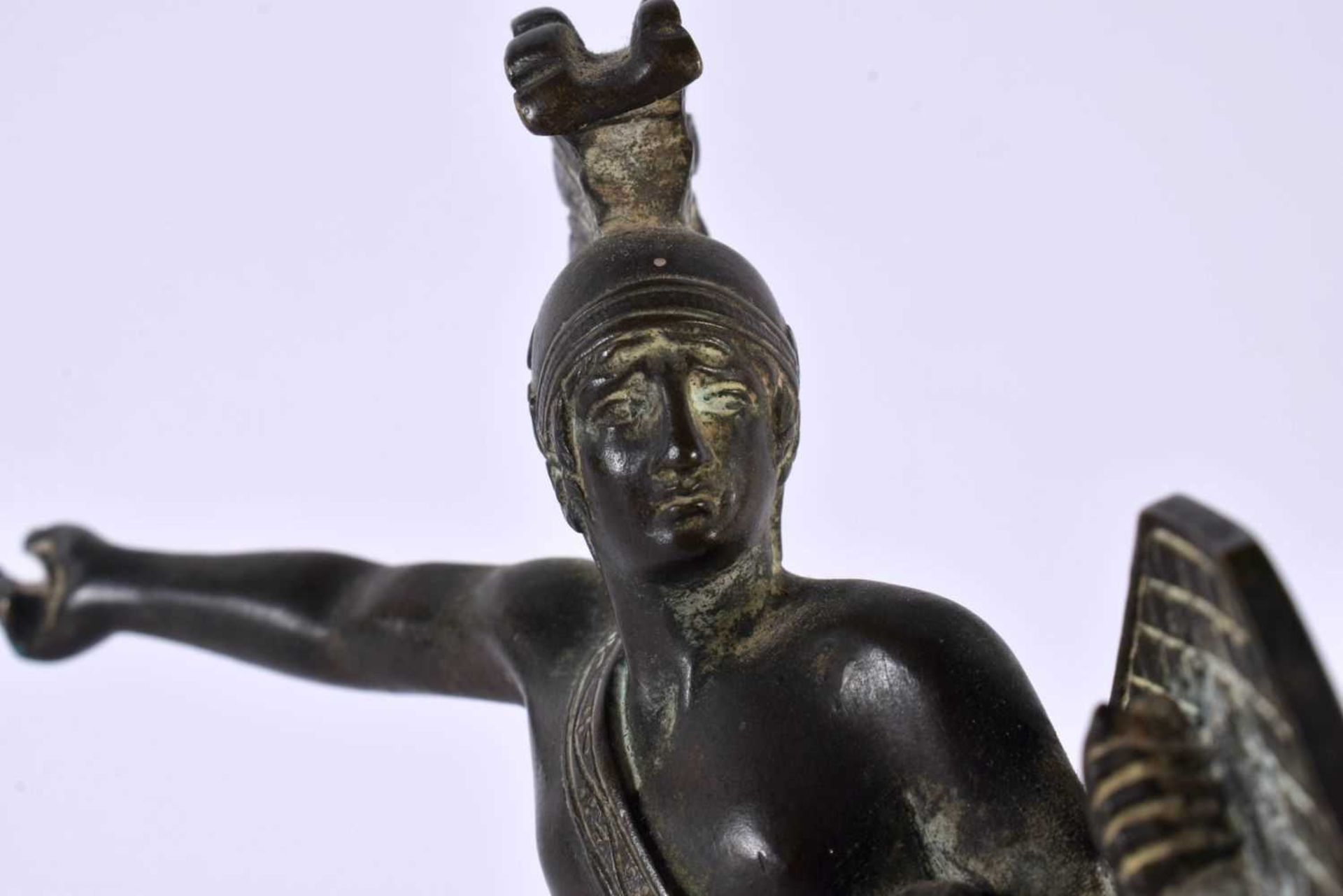 A 19TH CENTURY EUROPEAN GRAND TOUR BRONZE FIGURE OF A GLADIATOR upon a marble base. 18cm x 12 cm. - Image 3 of 5