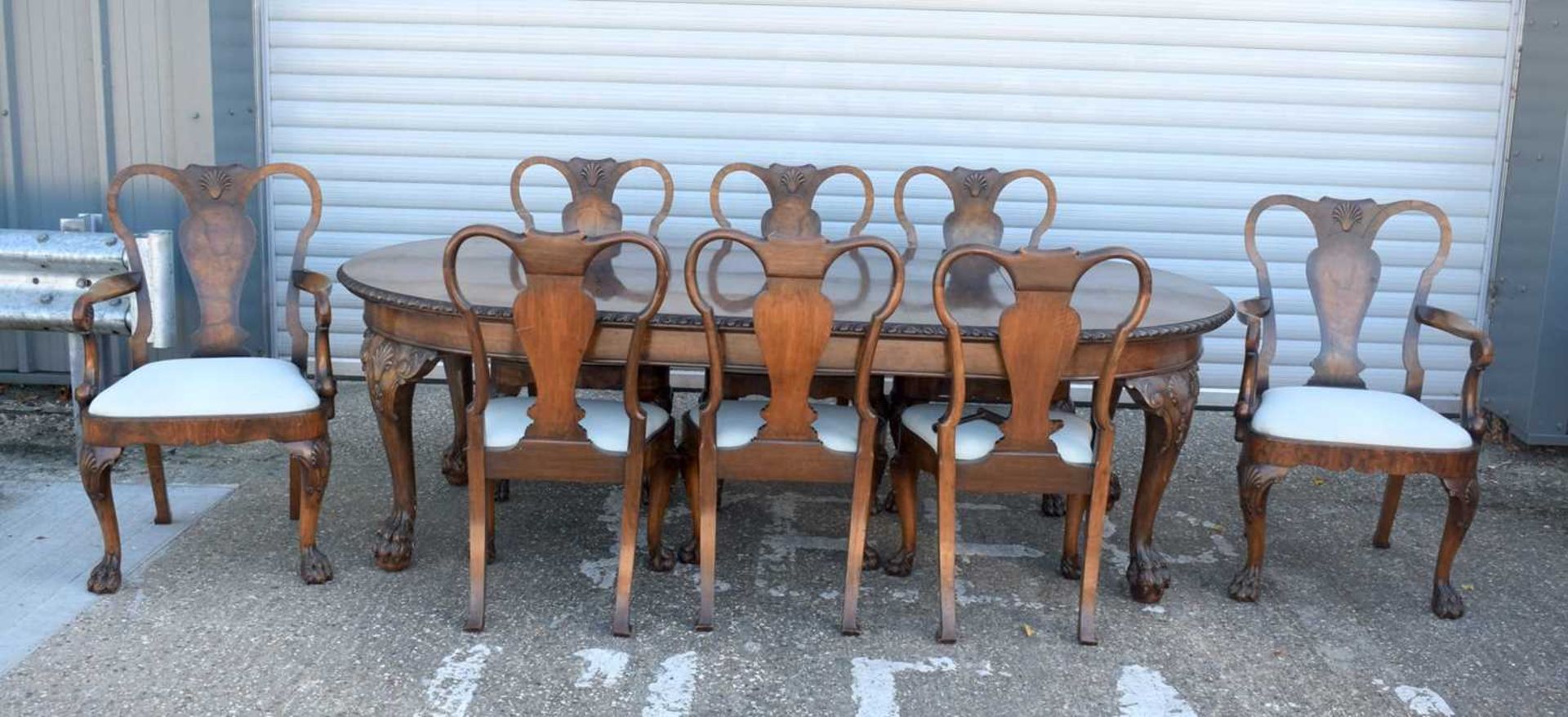 A FINE EARLY 20TH CENTURY QUEEN ANNE STYLE BURR WALNUT DINING TABLE extending with one leaf table