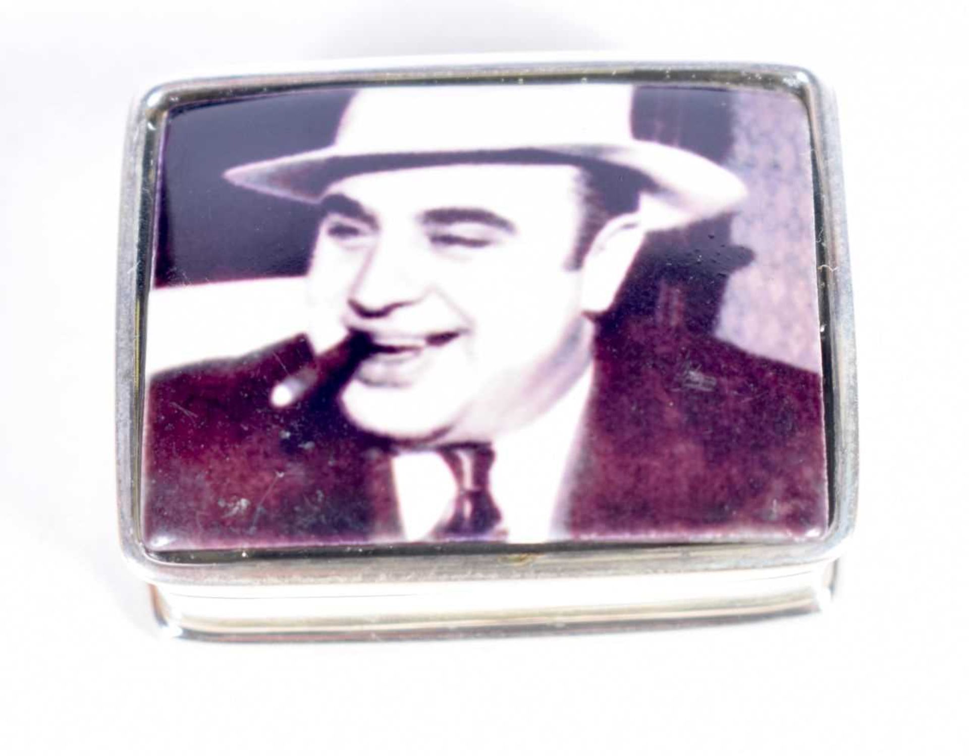 A SILVER PILL BOX WITH TOP DECORATION OF AL CAPONE. Stamped Sterling, 2.6 cm x 1.3cm x 3.2 cm,