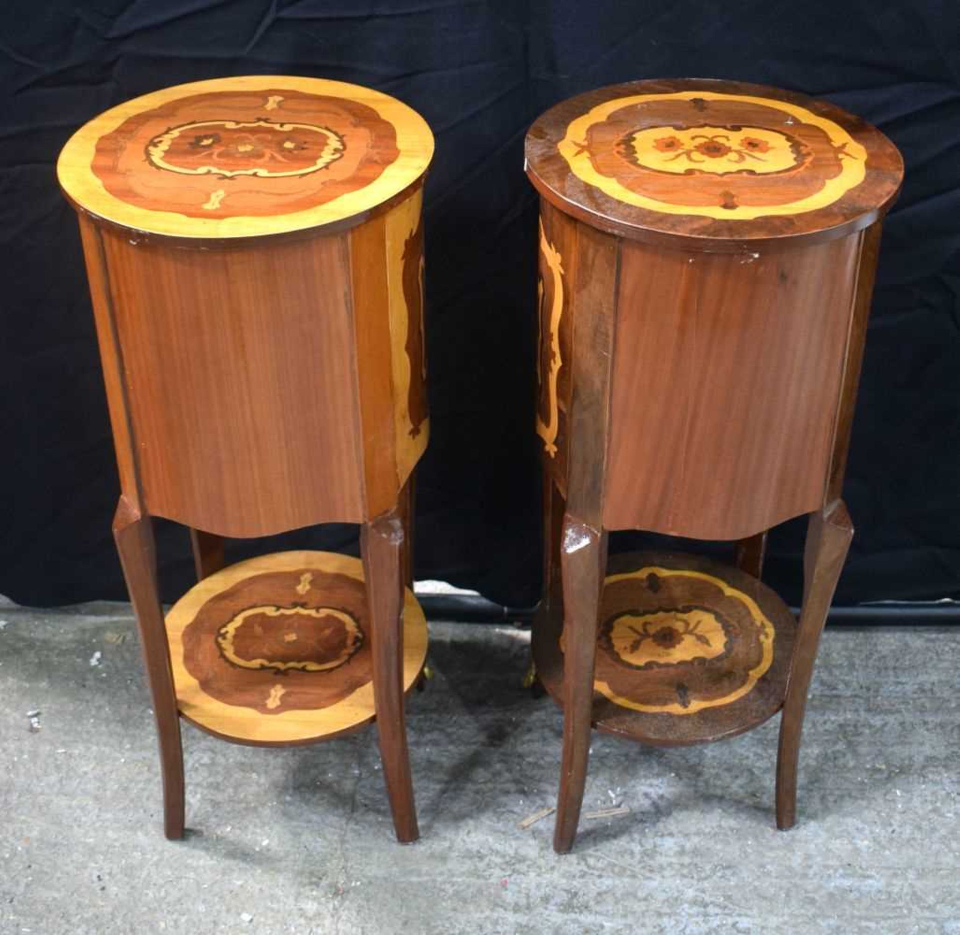 A near pair of French style inlaid 3 drawer chests 76 cm (2). - Image 4 of 6