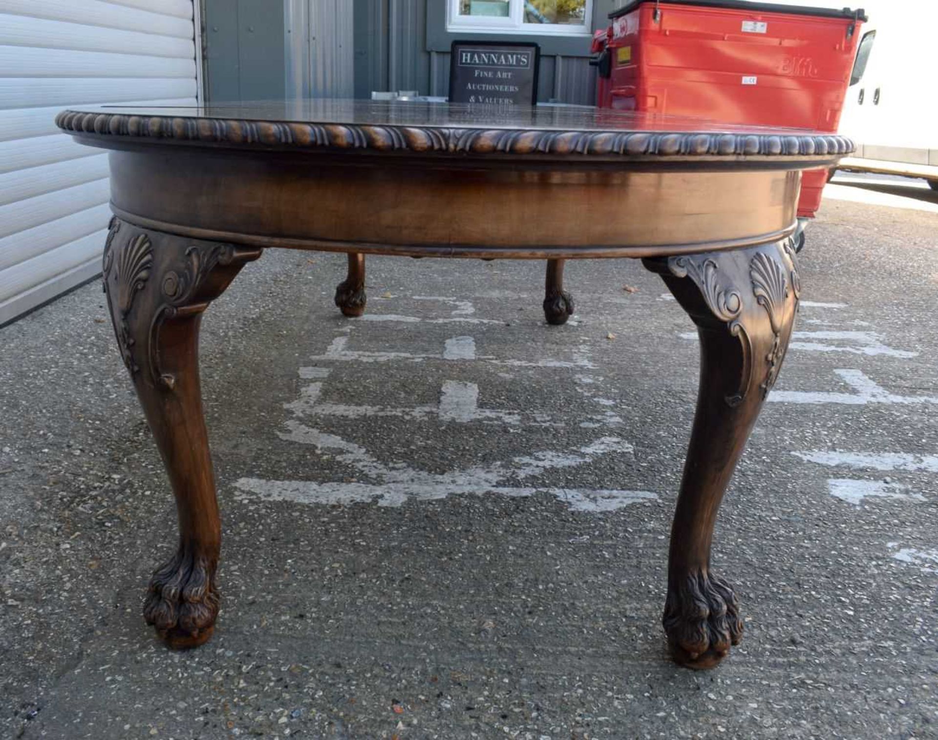 A FINE EARLY 20TH CENTURY QUEEN ANNE STYLE BURR WALNUT DINING TABLE extending with one leaf table - Image 6 of 15