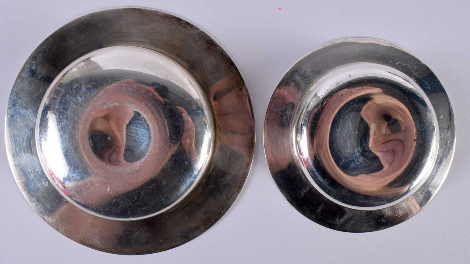 TWO SILVER WINE TASTERS. Hallmarked London 1974 and 1987. Largest 9.4cm x 1.8 cm, total weight - Image 6 of 6