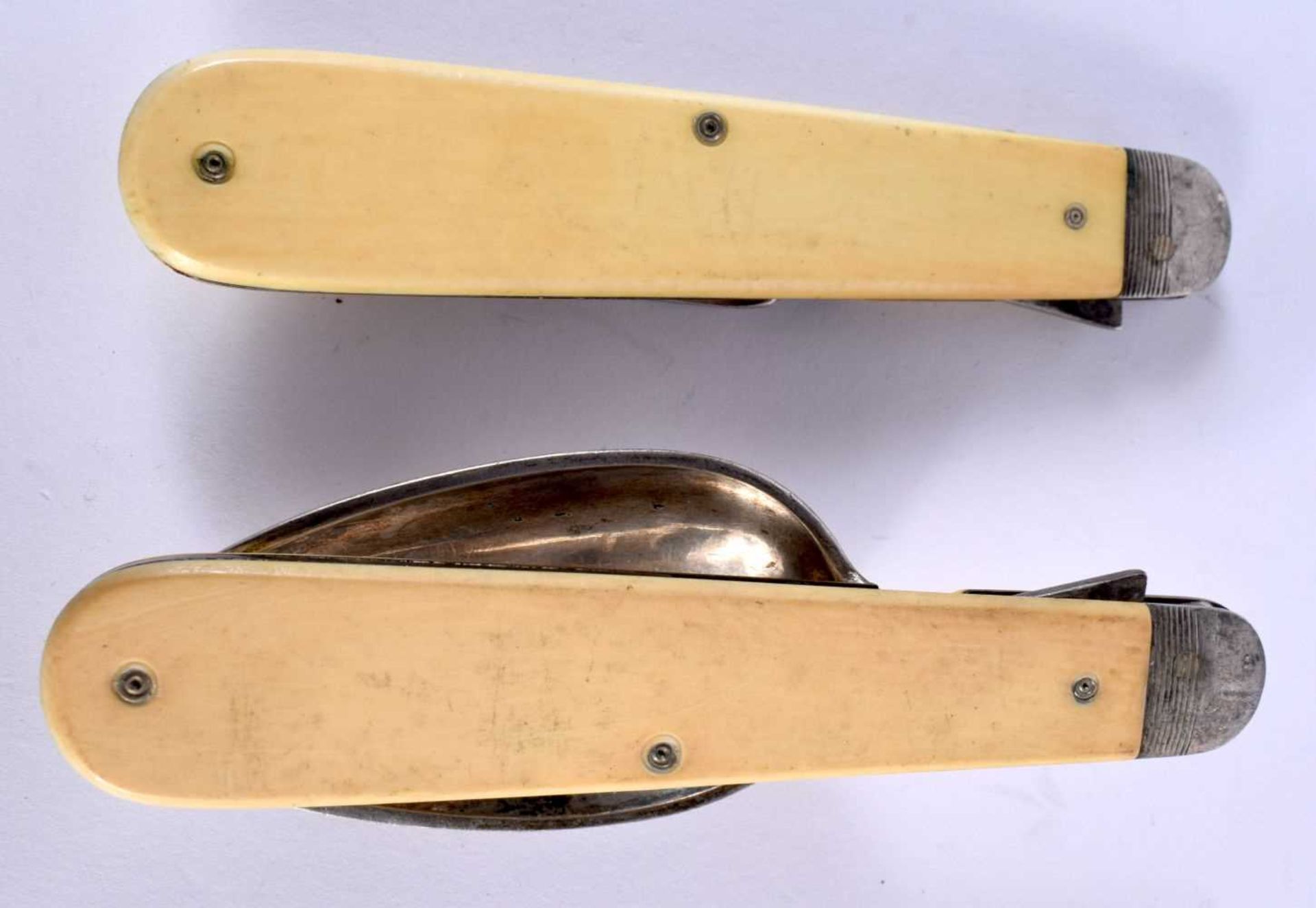 A SET OF OF EARLY VICTORIAN SILVER PLATED BONE CAMPAIGN CUTLERY. 166 grams. 20.5 cm x 4 cm - Image 3 of 3