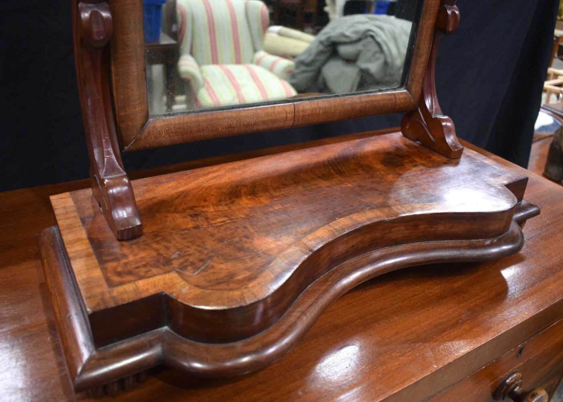 An antique Mahogany veneered 5 drawer chest together with a Walnut Burr and Mahogany dressing - Image 5 of 6