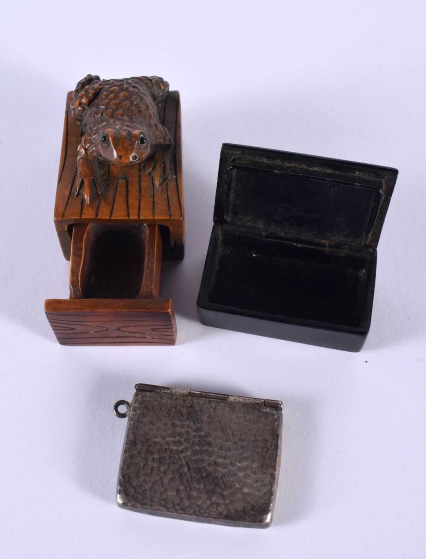 AN ANTIQUE SILVER LETTER FORM STAMP HOLDER together with a Japanese box & another. 23.6 grams. - Image 2 of 3