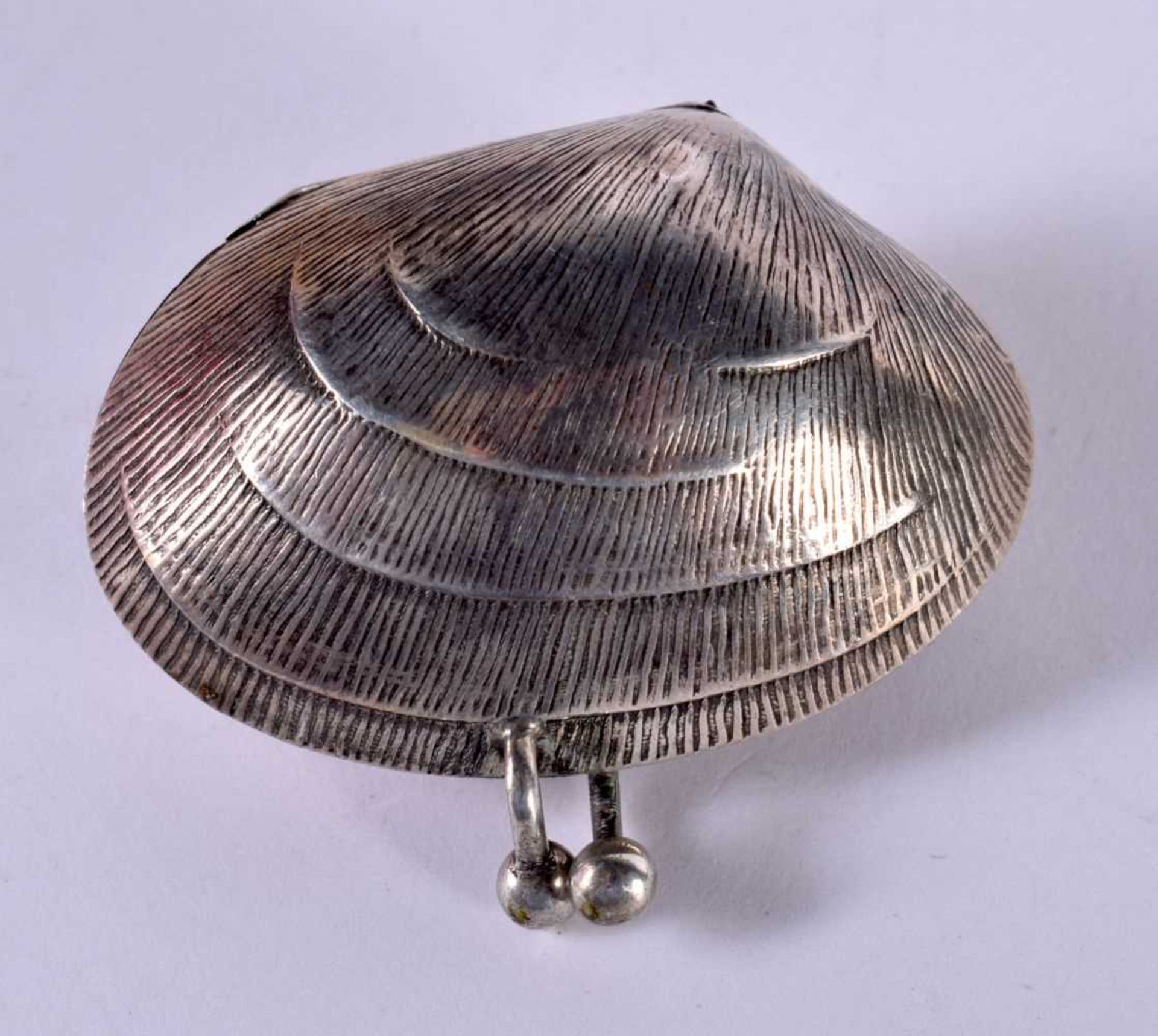 A CONTINENTAL SILVER SNUFF BOX WITH GILT INTERIOR IN THE FORM OF A CLAM SHELL. 2.6 cm x 5.4cm x 4. - Image 2 of 4