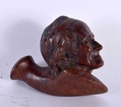 A FINE ANTIQUE CARVED WALNUT WOOD PIPE formed as an elderly lady. 9 cm x 7.75 cm.