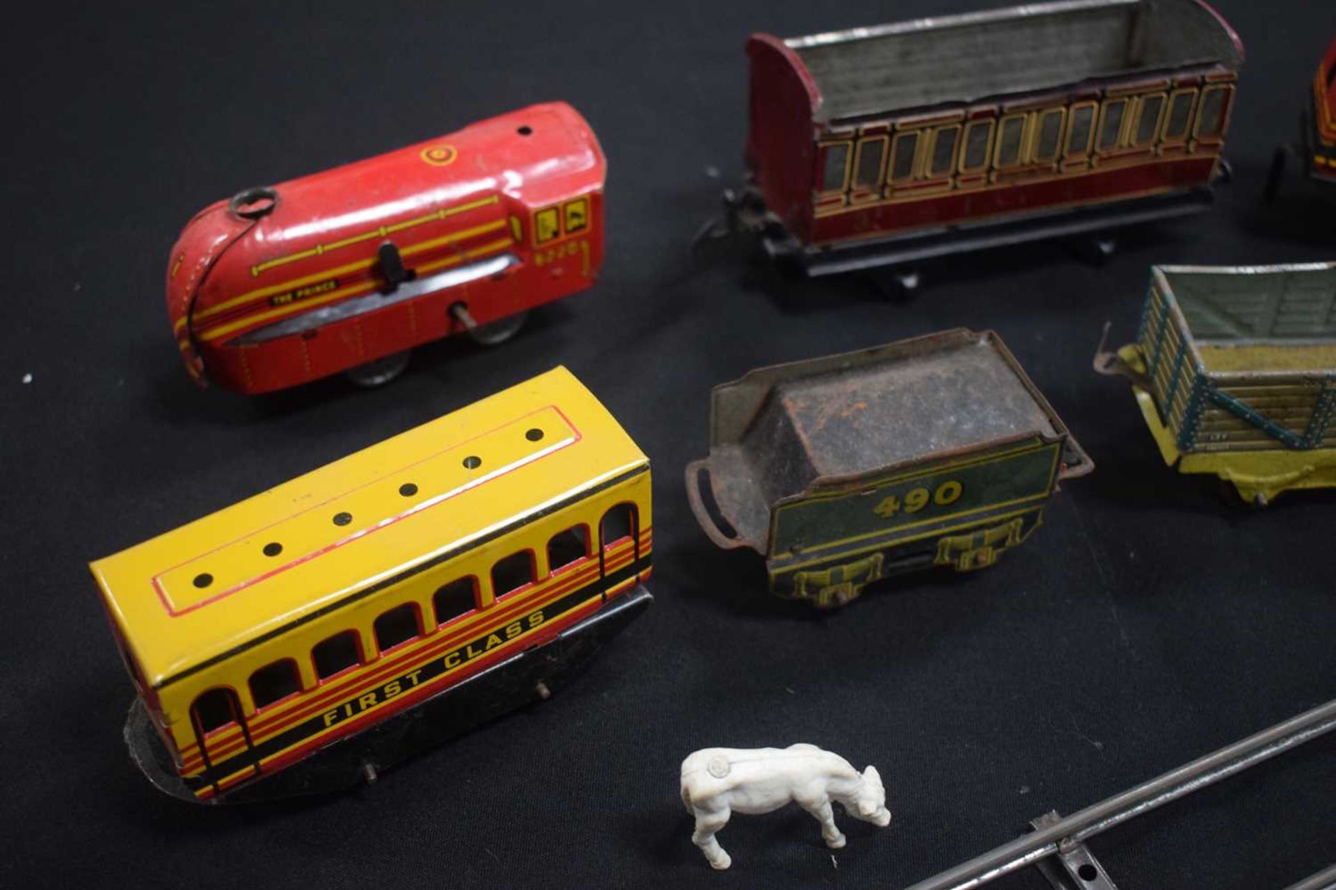 A collection of vintage Clockwork railway engines and carriages (Qty). - Image 2 of 5