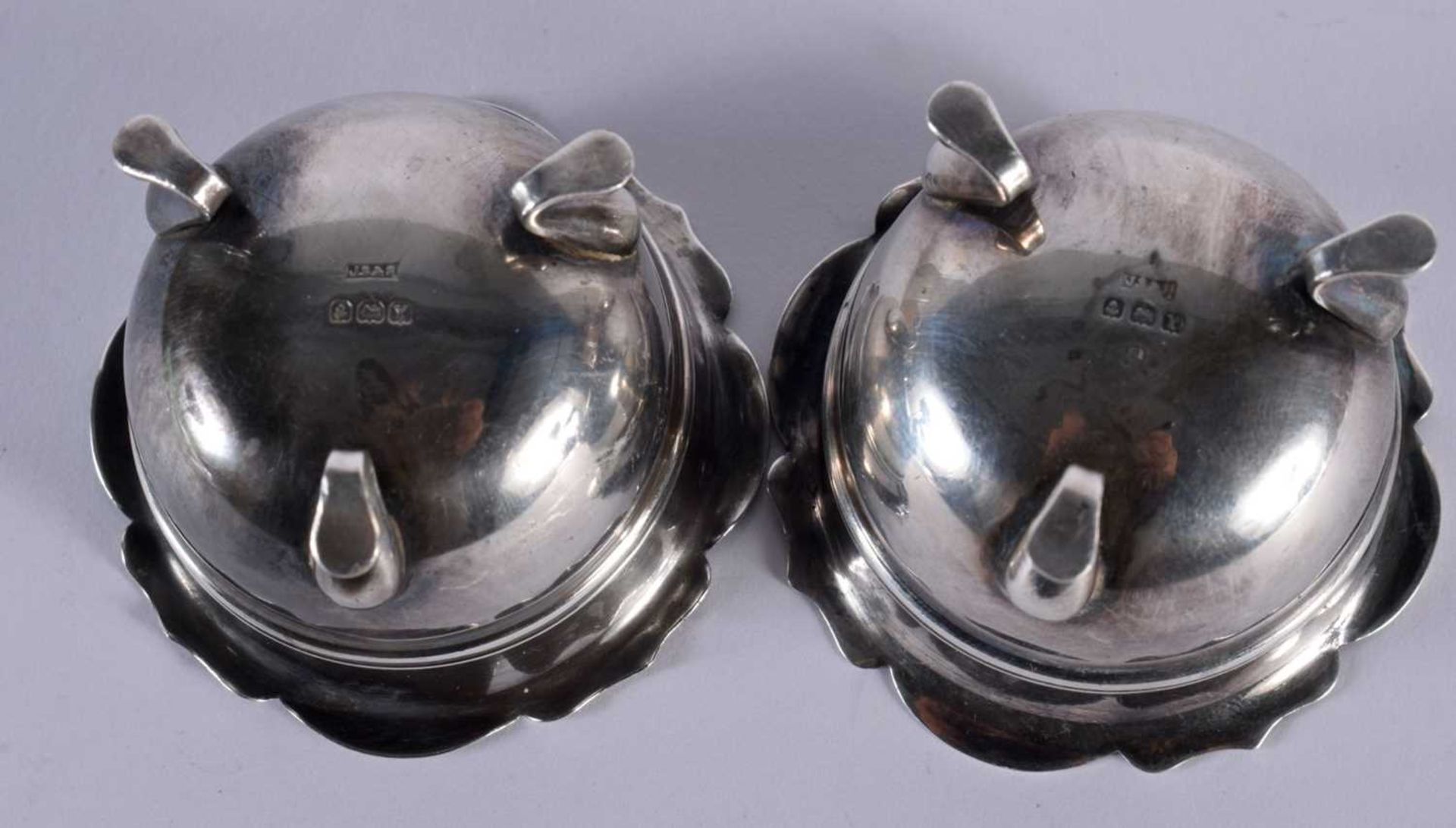 A PAIR OF ANTIQUE SILVER SALTS. 117 grams inc glass. 5.75 cm wide. - Image 3 of 3