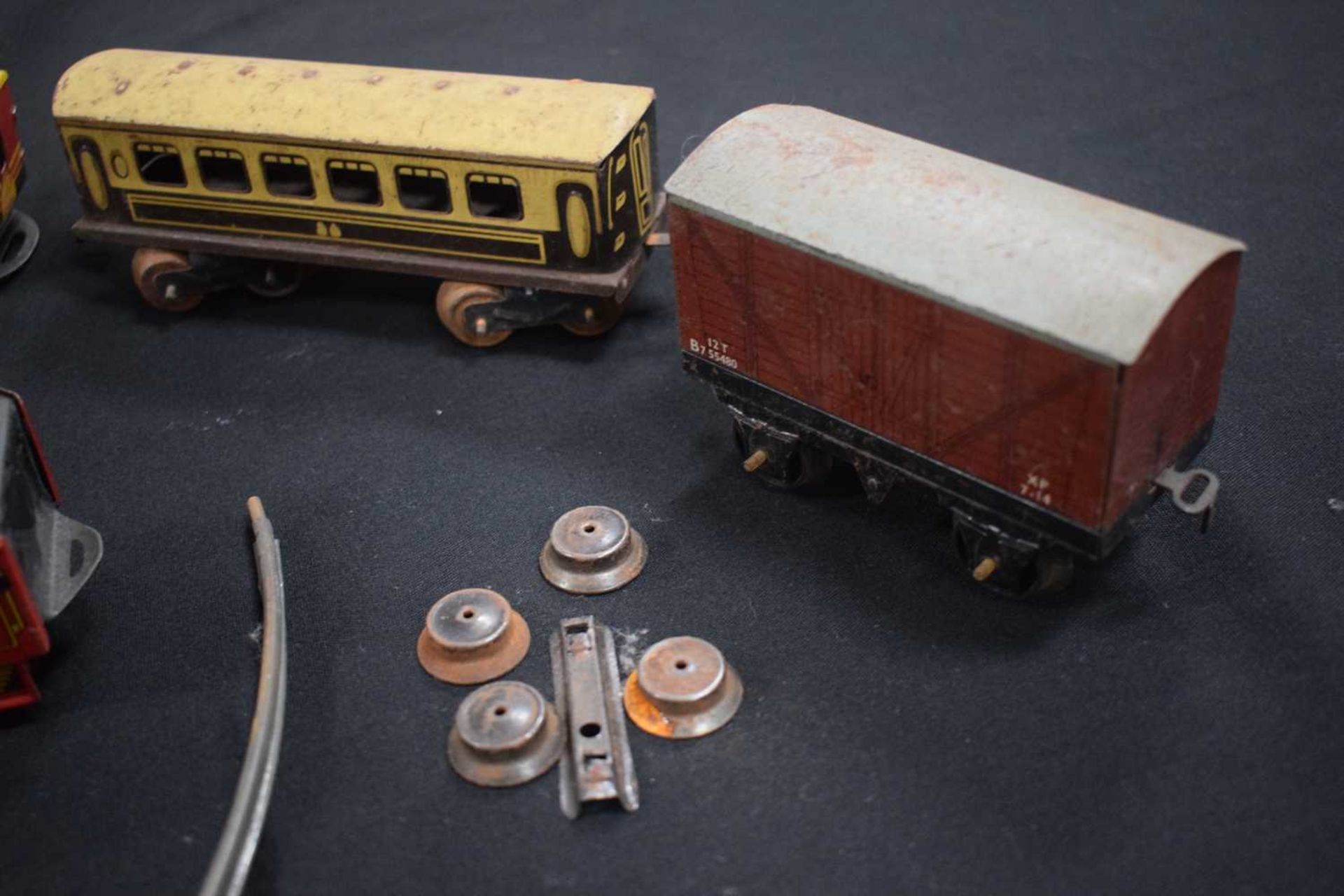 A collection of vintage Clockwork railway engines and carriages (Qty). - Image 4 of 5