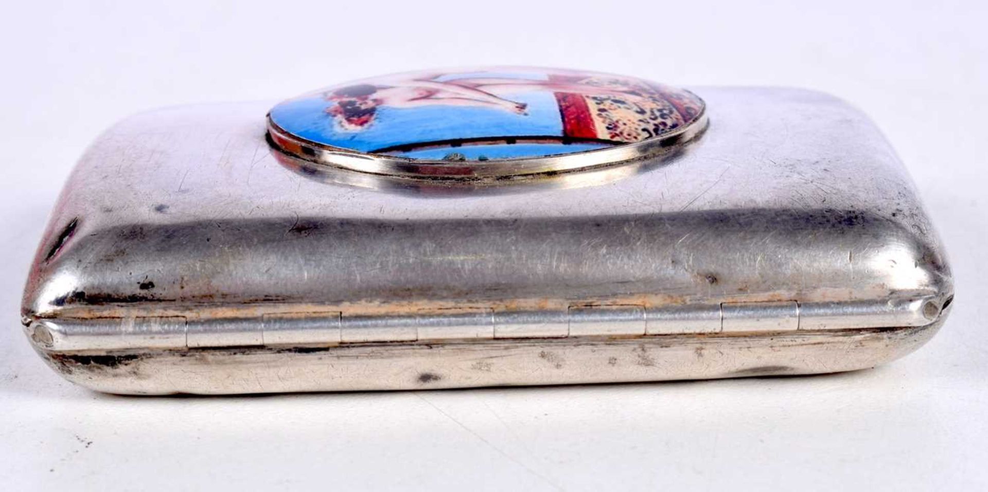 A SILVER CIGARETTE CASE WITH AN ENAMEL CABOCHON DEPICTING A NUDE POSING IN FRONT OF A MIRROR. - Image 5 of 5