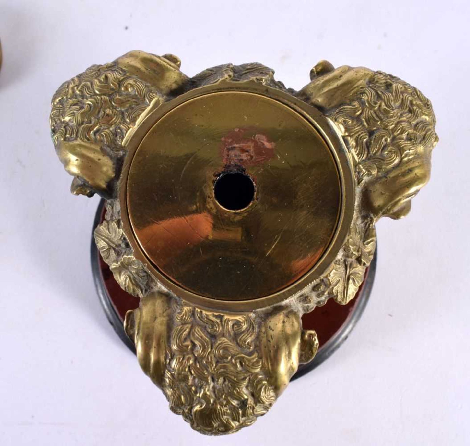 A FINE 19TH CENTURY EUROPEAN GRAND TOUR BRONZE INKWELL AND COVER upon a red marble base, formed with - Image 8 of 10