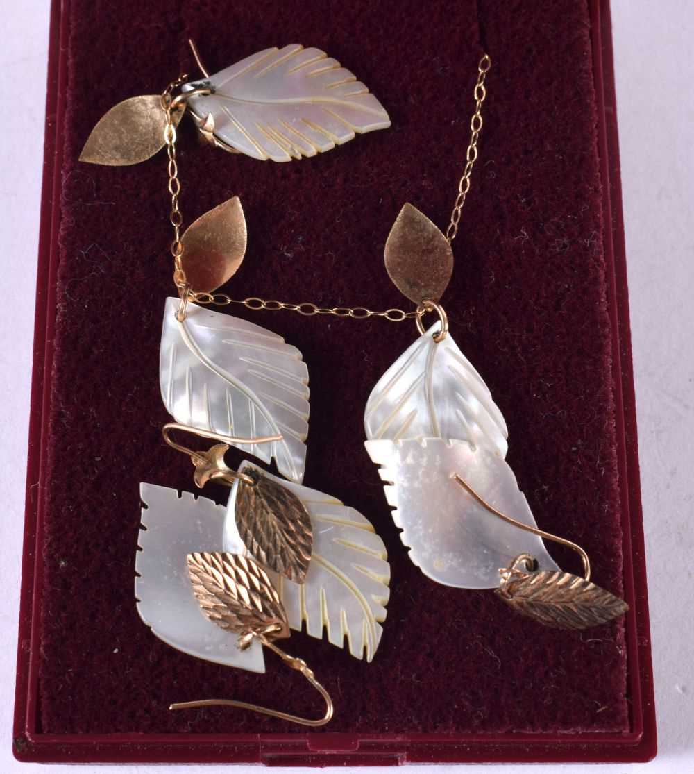 A MOTHER OF PEARL LEAF NECKLACE WITH 2 PAIRS OF MATCHING EARRINGS. Pendant 2.3cm, Chain 39cm, - Image 2 of 3