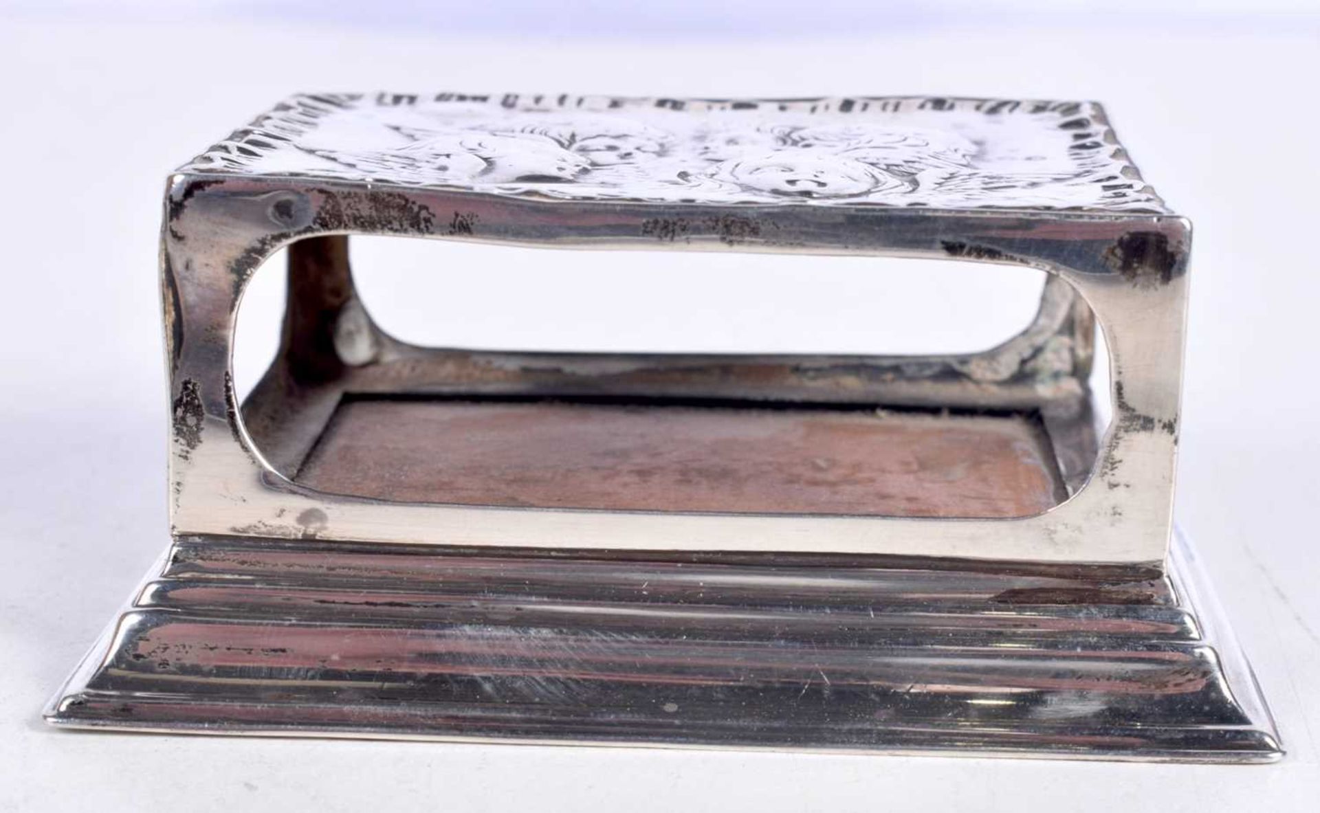AN EDWARDIAN SILVER MATCHBOX HOLDER. 68.5 grams. Birmingham 1902. 9 cm x 6.75 cm. - Image 2 of 4