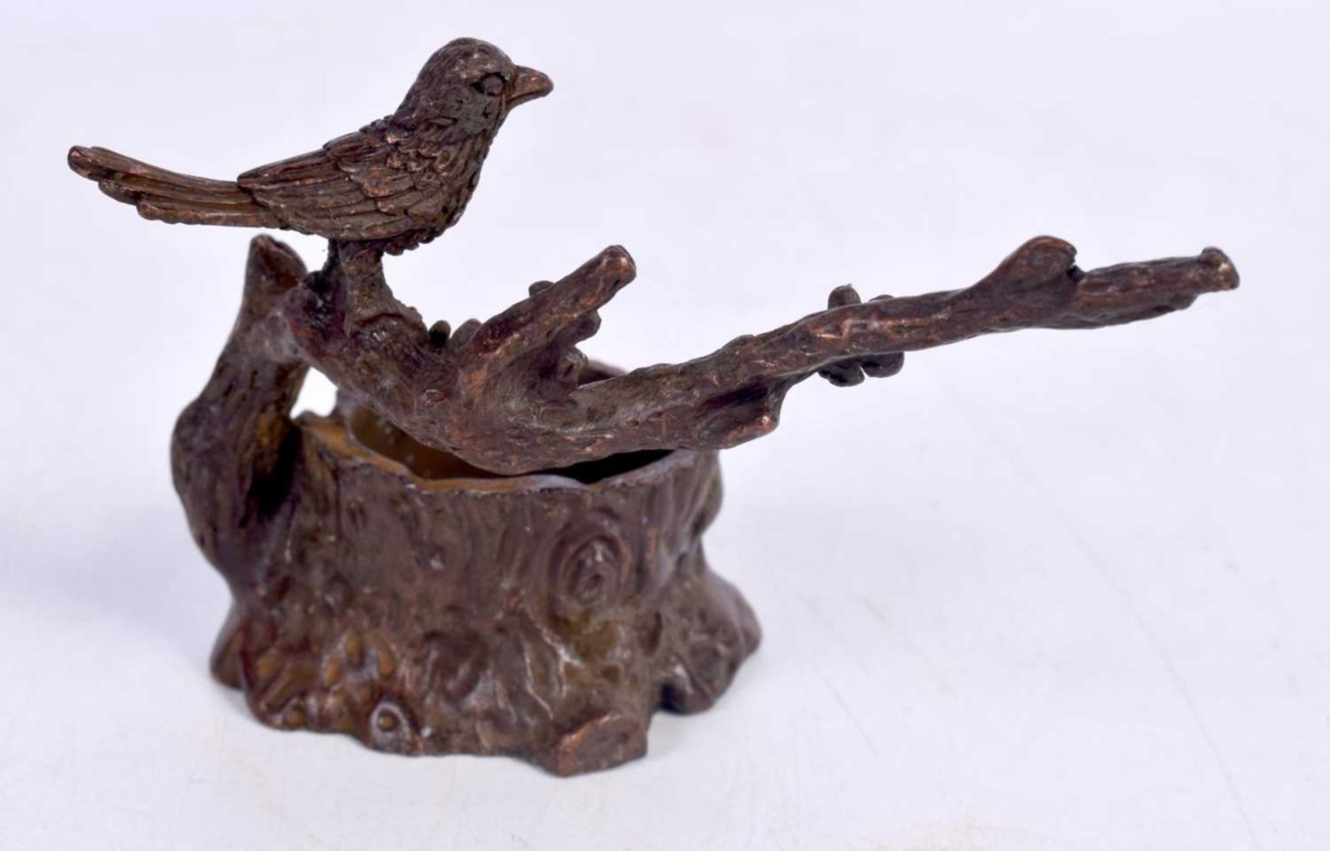 A BRONZE MODEL OF A BIRD ON A BRANCH. 9.8 cm x 6.3cm x 5.6 cm, weight 135g - Image 3 of 4