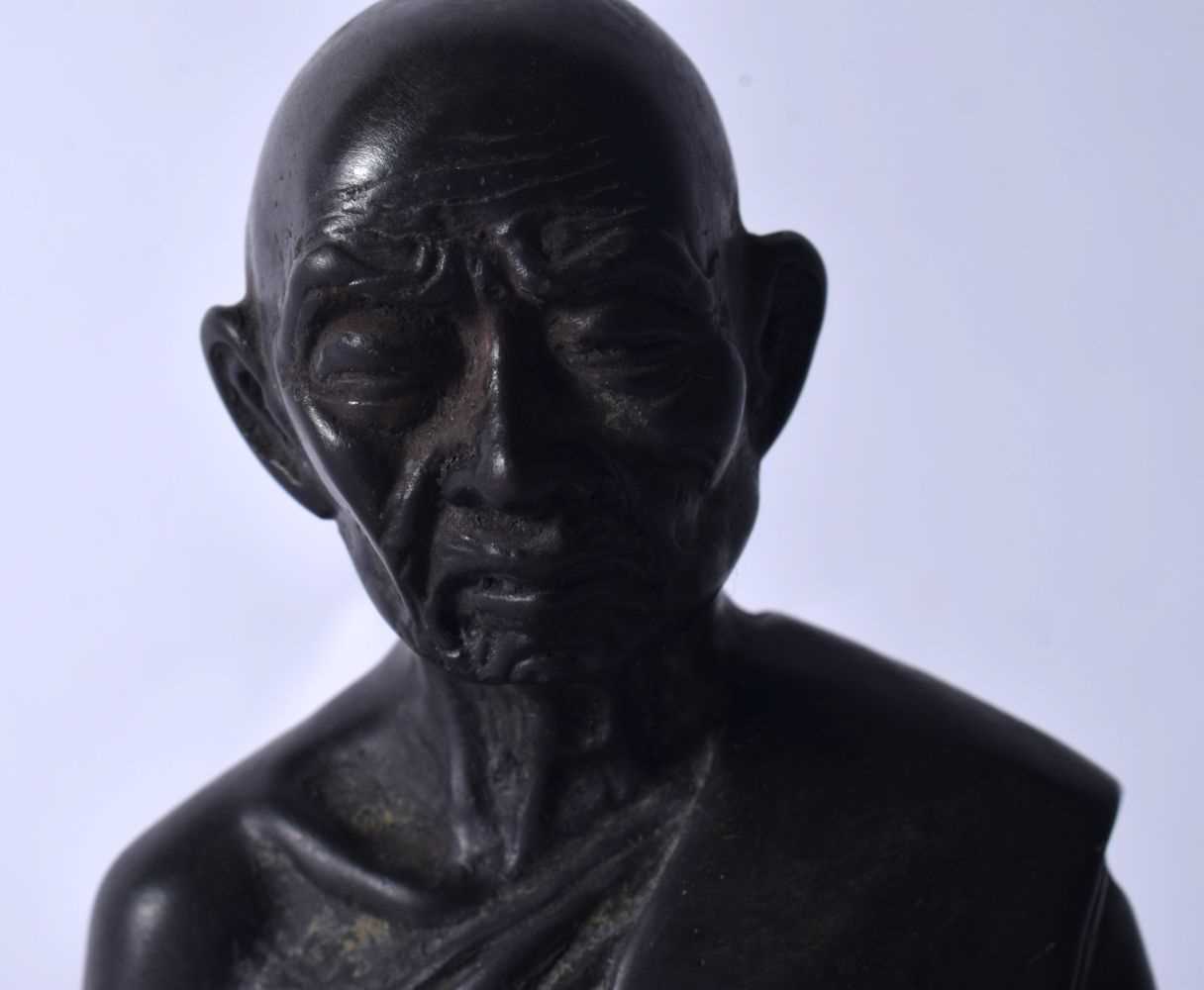 A CHINESE TIBETAN BRONZE FIGURE OF AN ELDERLY BUDDHA 20th Century. 16 cm high. - Image 2 of 6