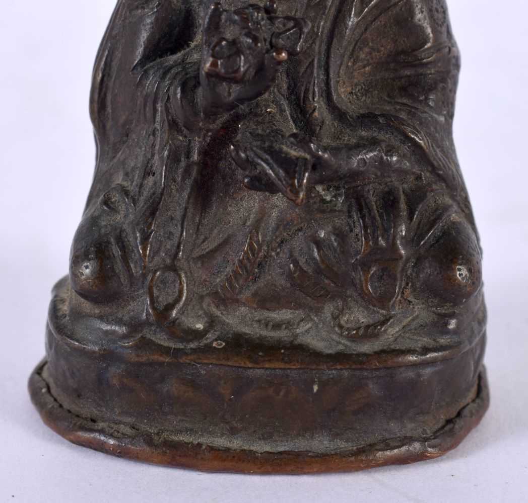 AN 18TH/19TH CENTURY NEPALESE TIBETAN BRONZE FIGURE OF A BUDDHA modelled scowling in robes holding a - Image 4 of 10