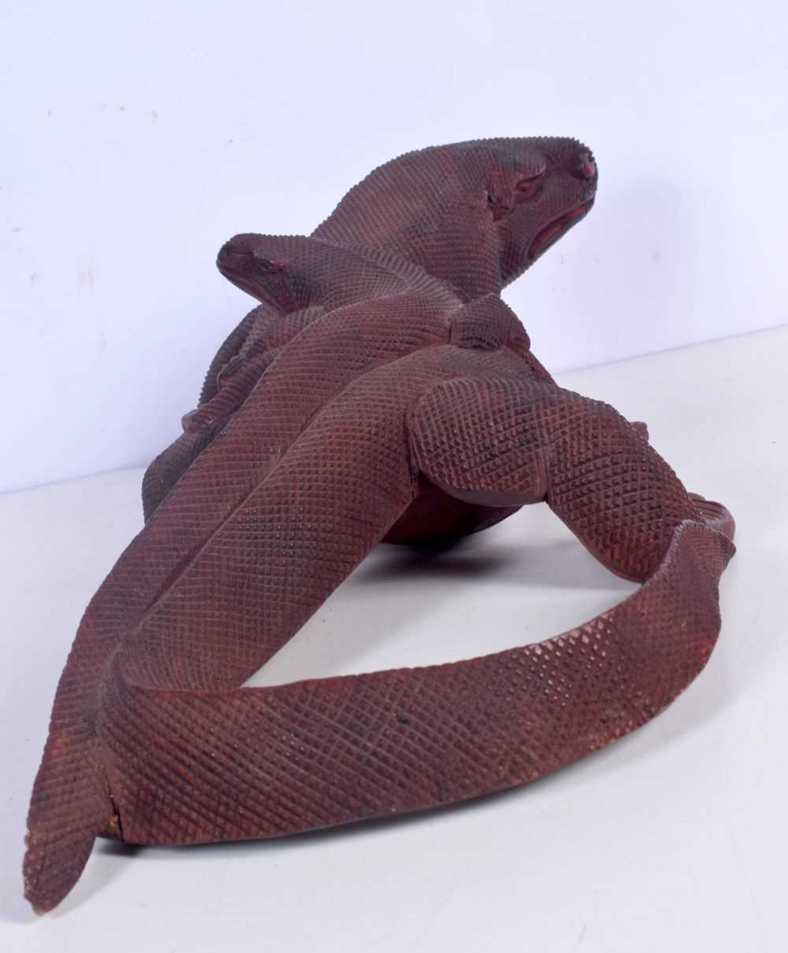 A large Carved wood Komodo Dragon 15 x 56 cm - Image 5 of 6