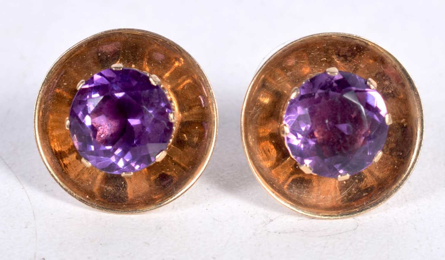 A PAIR OF YELLOW METAL AND AMETHYST EARRINGS. 5.5 grams. 2 cm wide.