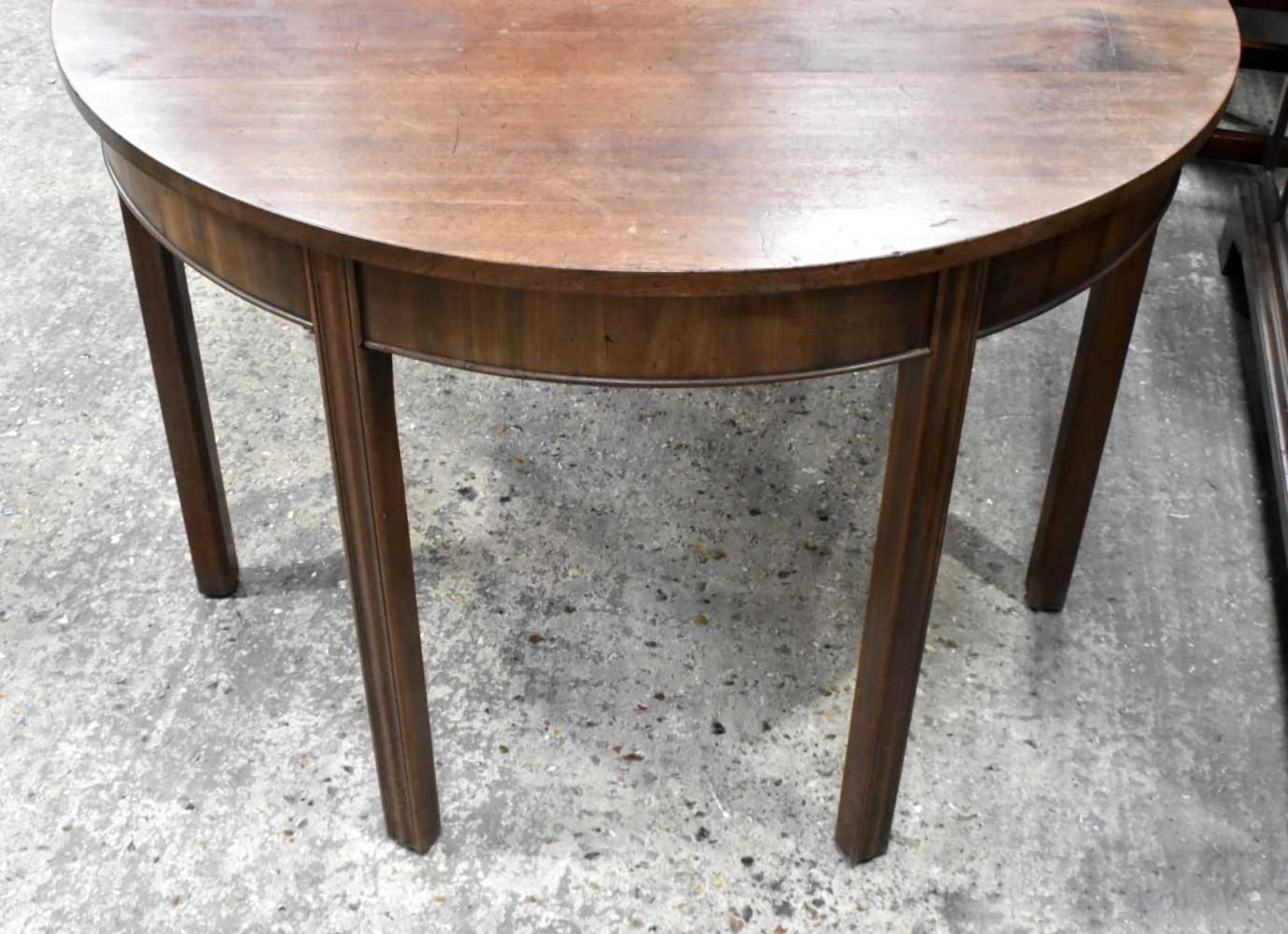 A Mahogany Dining table comprising of a central drop leaf table and two Demilune shaped extensions - Image 7 of 9