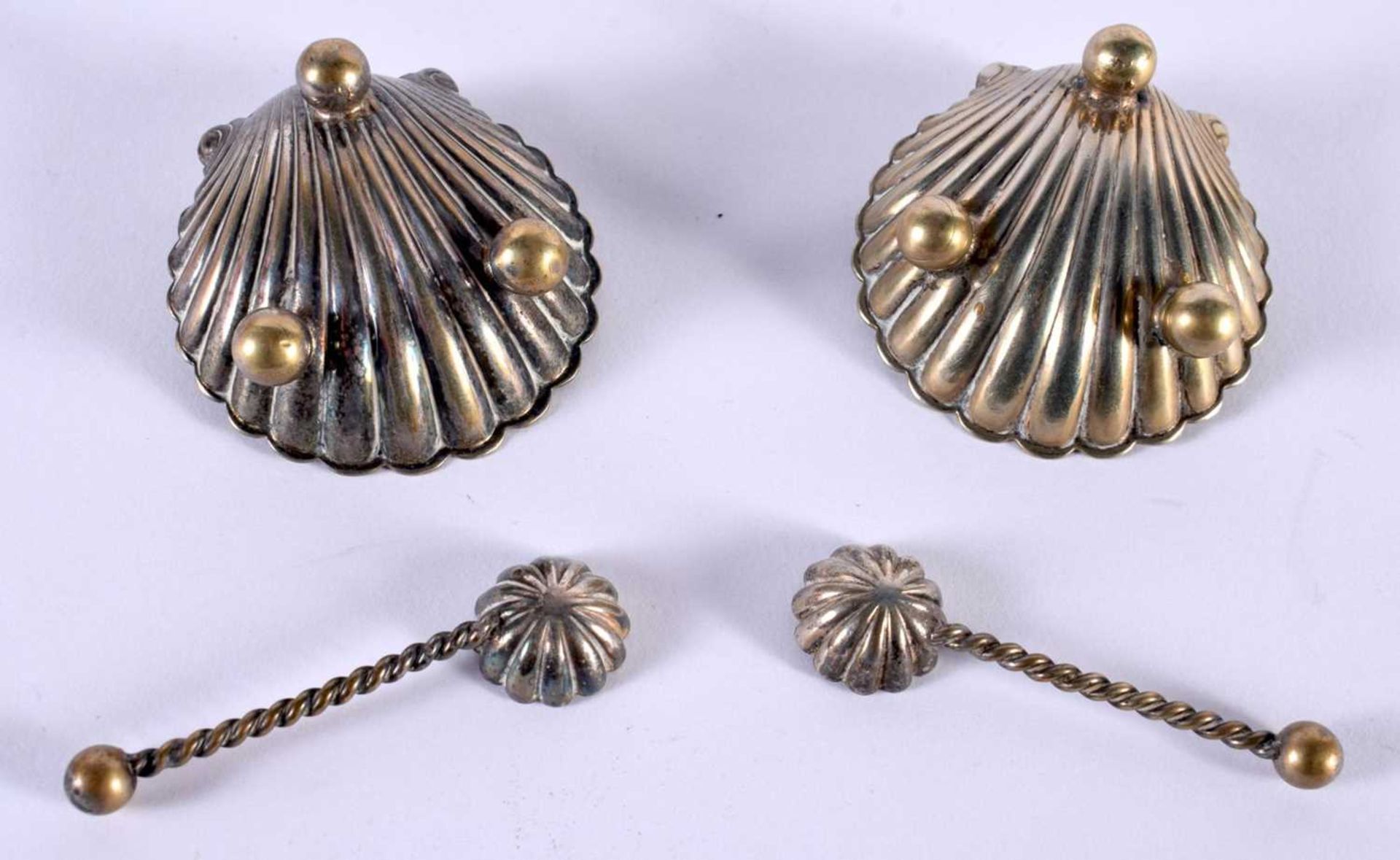 A PAIR OF ANTIQUE SILVER PLATED SHELL SALTS. 42 grams. Largest 5 cm x 4.5 cm. (4) - Image 2 of 3