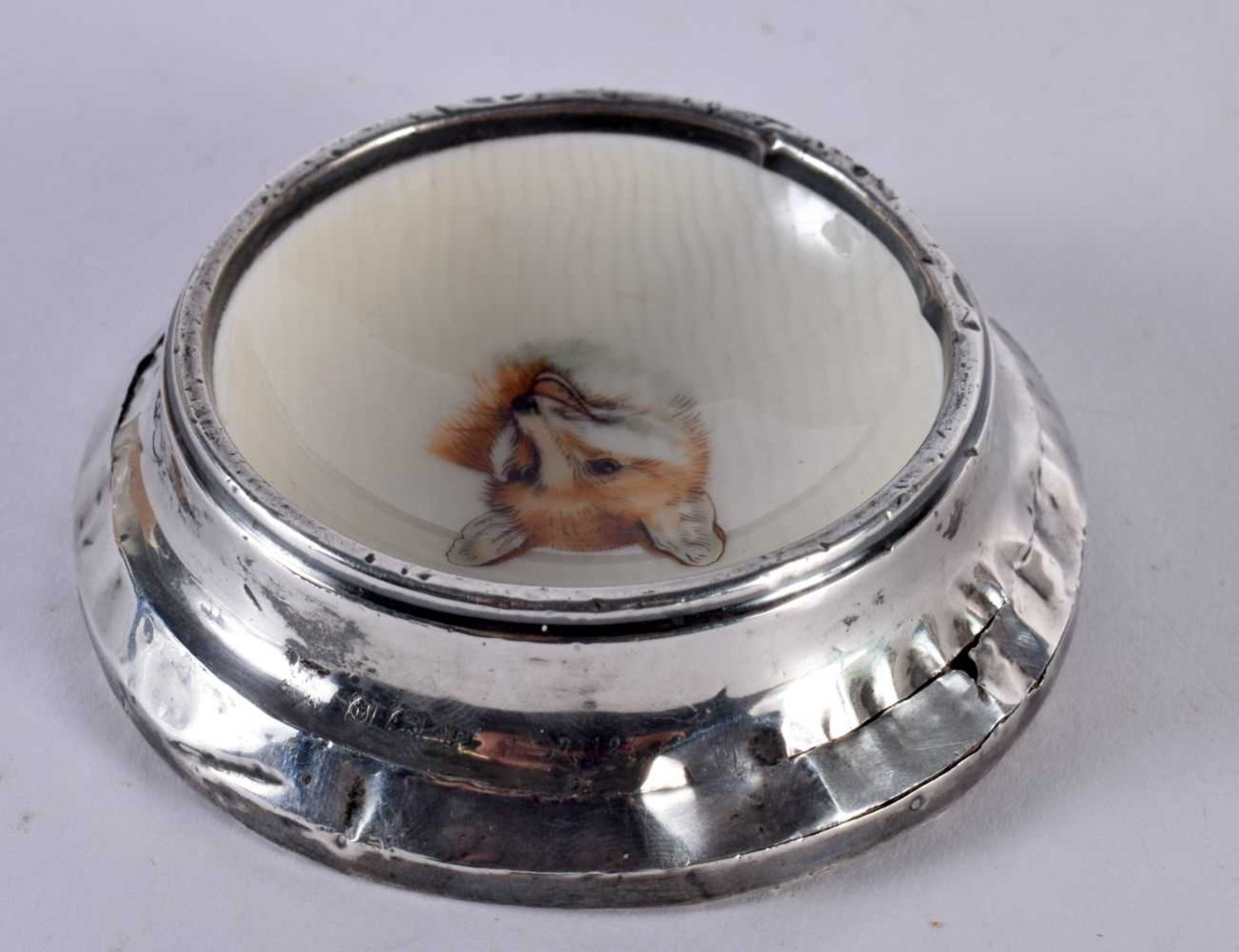 AN EDWARDIAN SILVER MOUNTED FOX PORCELAIN DISH. 84 grams overall. 8.25 cm diameter. - Image 3 of 3